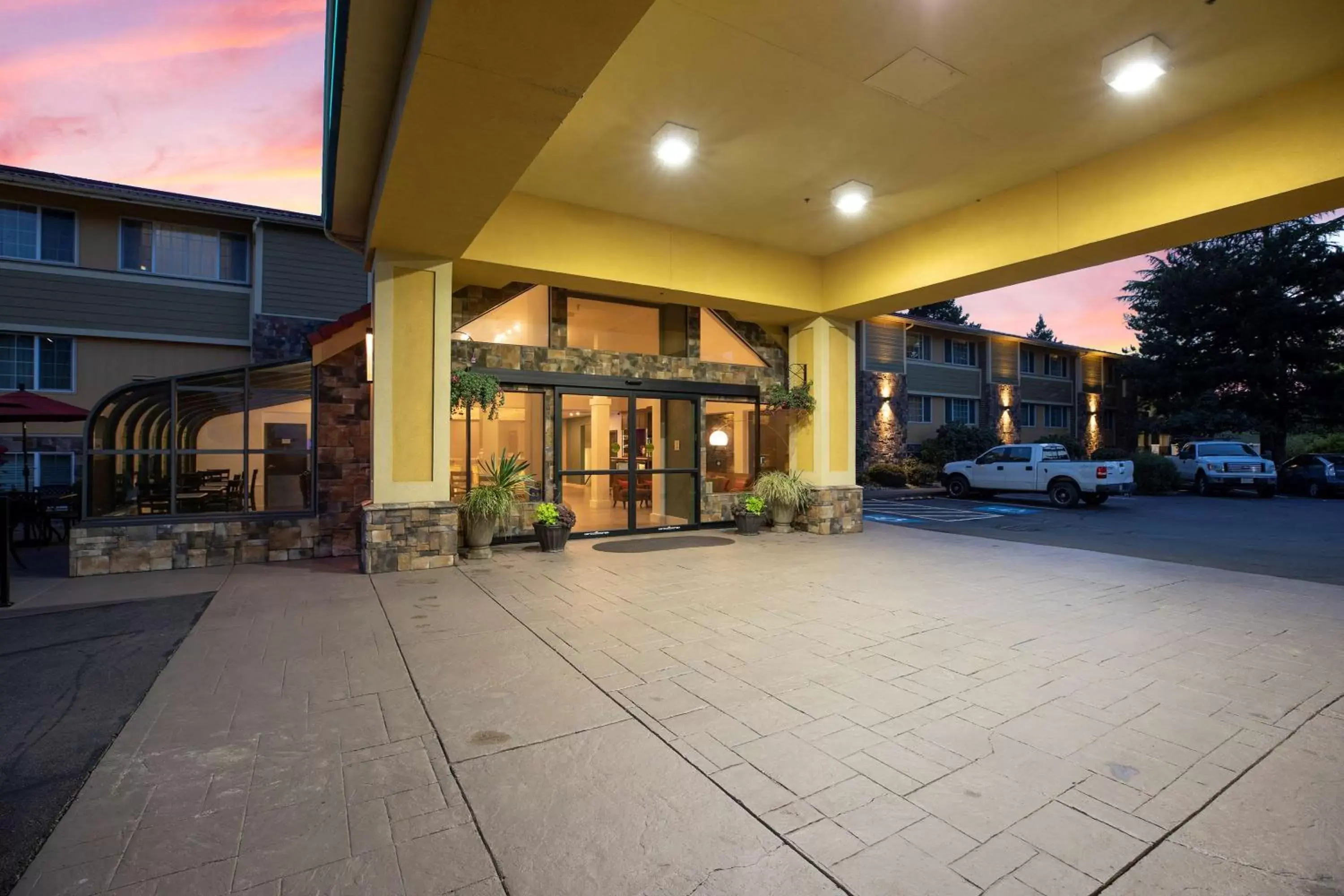 Property building in Best Western Plus Parkway Inn