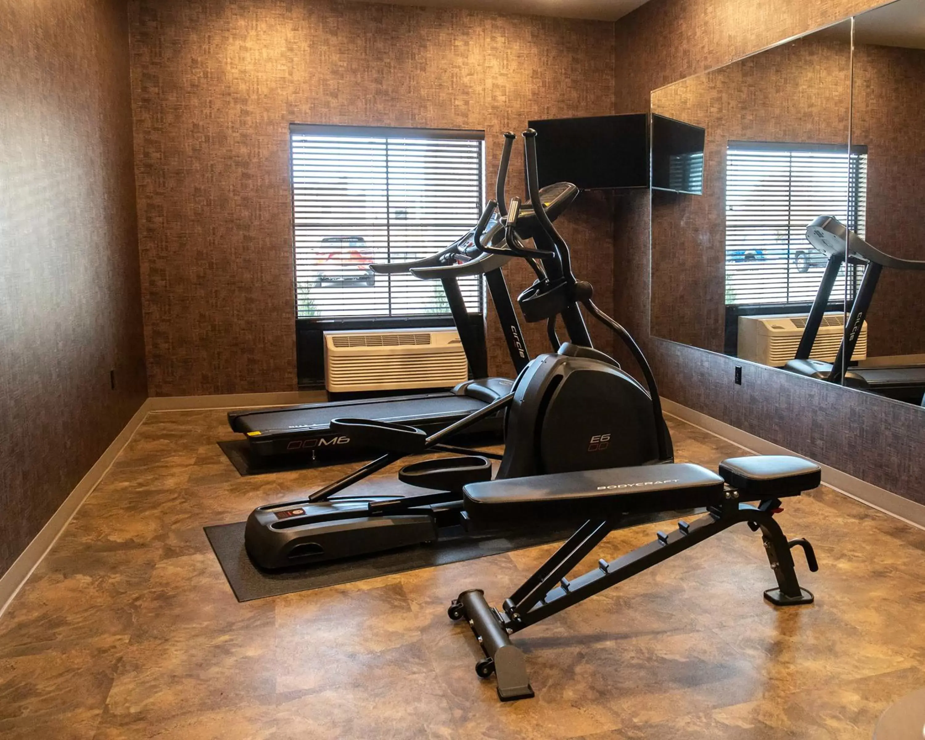 Fitness centre/facilities, Fitness Center/Facilities in Cobblestone Hotel & Suites - Two Rivers