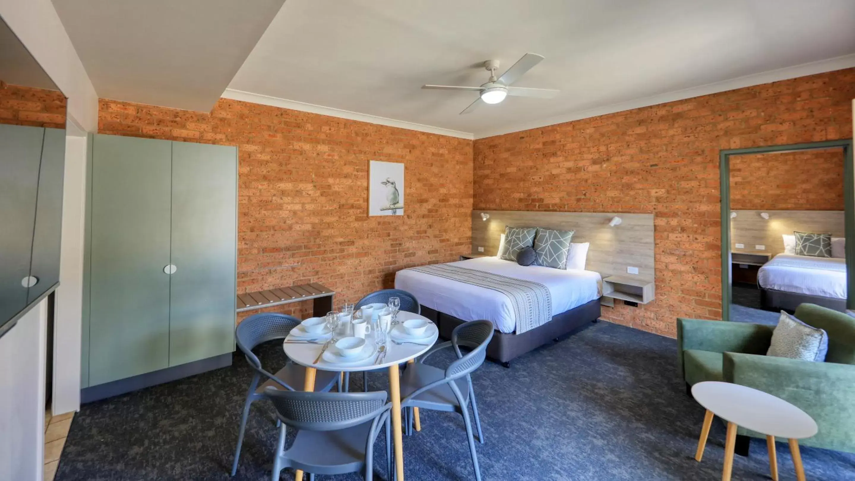 Photo of the whole room in Hamilton Henry Parkes Motor Inn