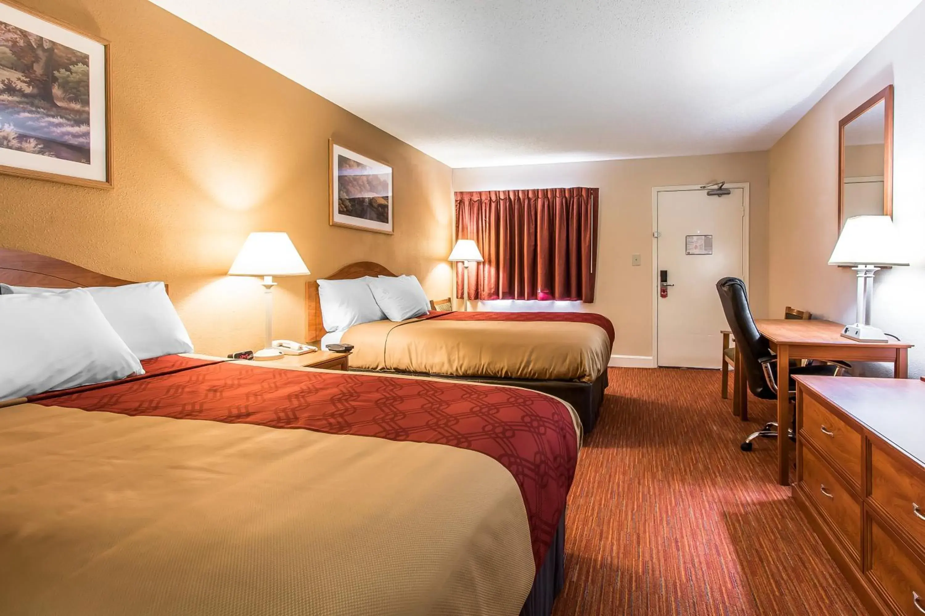 Queen Room with Two Queen Beds - Smoking in Econo Lodge Inn & Suites