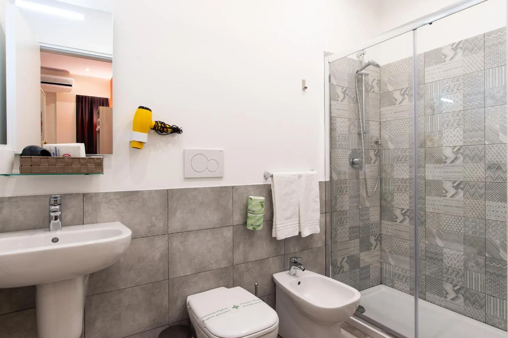 Shower, Bathroom in Aparthotel Porta Nuova