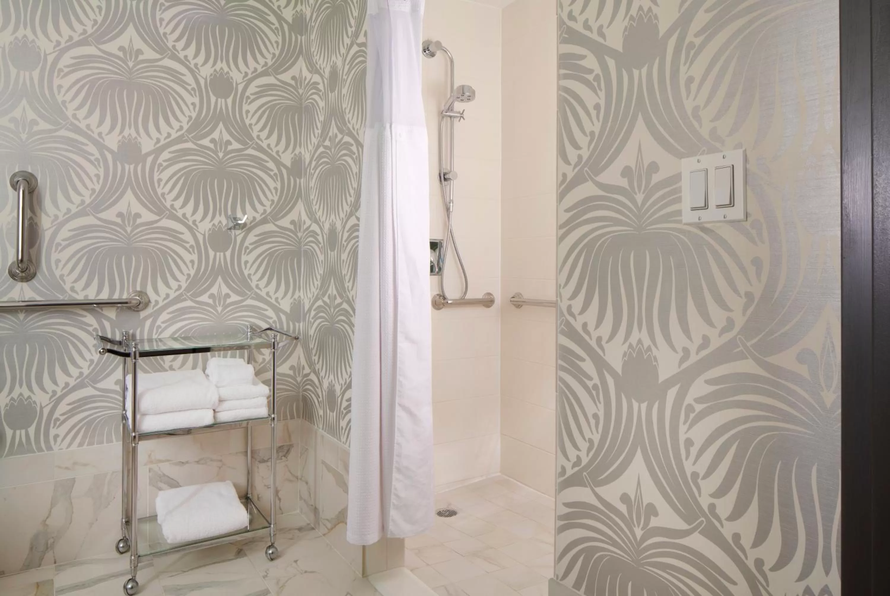 Shower in Silversmith Hotel Chicago Downtown