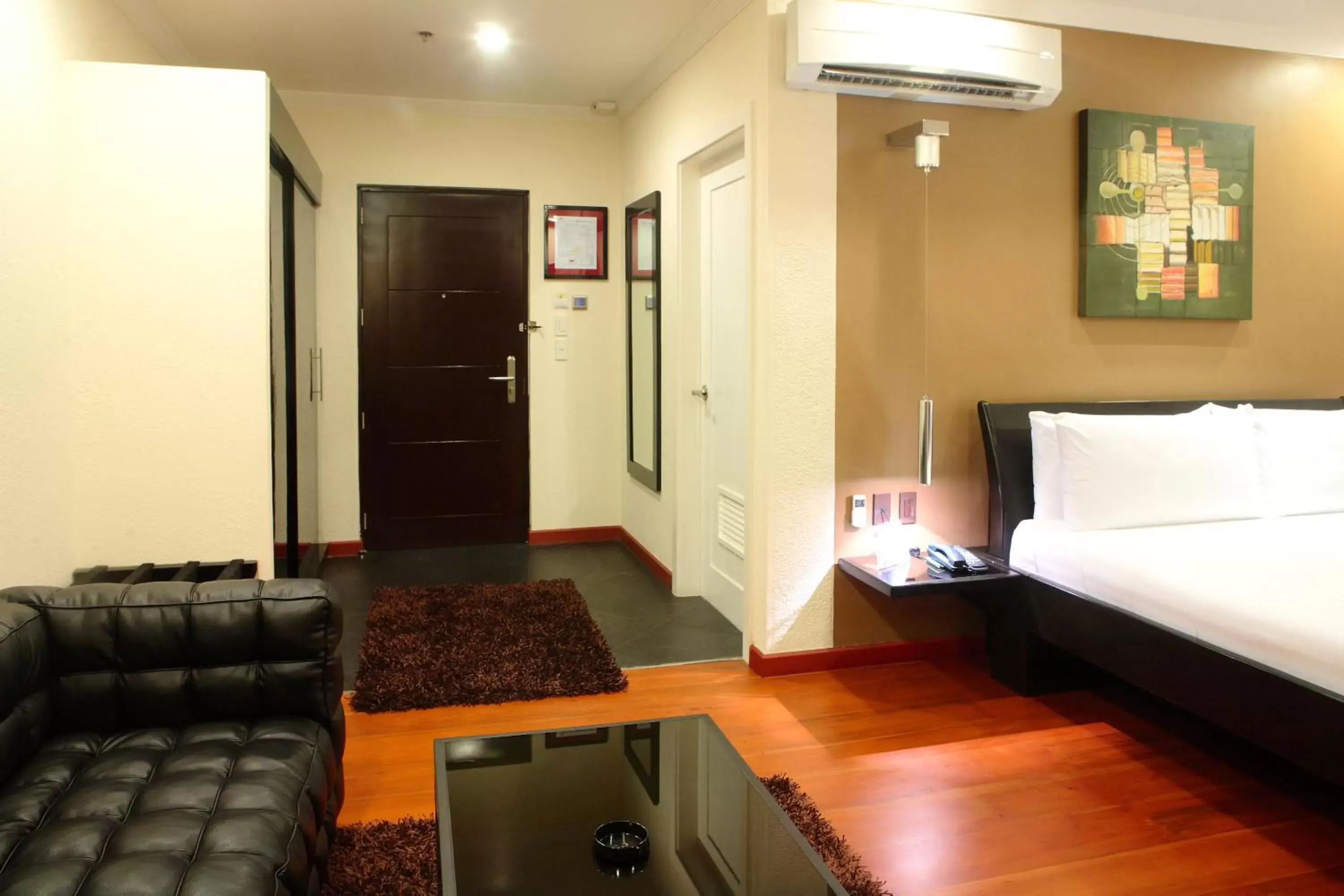 Shower, Bed in Queens Hotel Angeles City Shower, Bed in Queens Hotel Angeles City