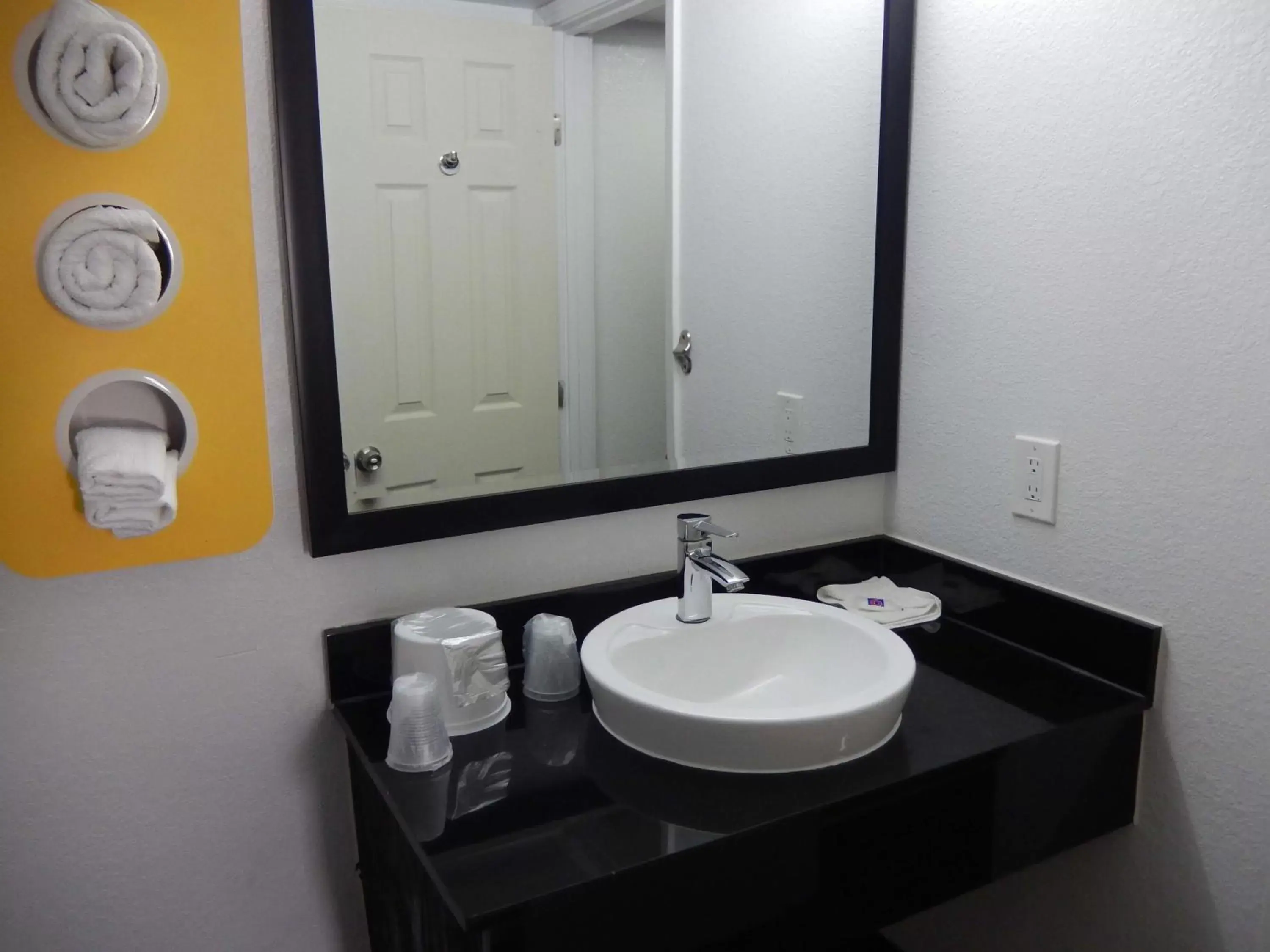 Bathroom in Motel 6-Portland, TX