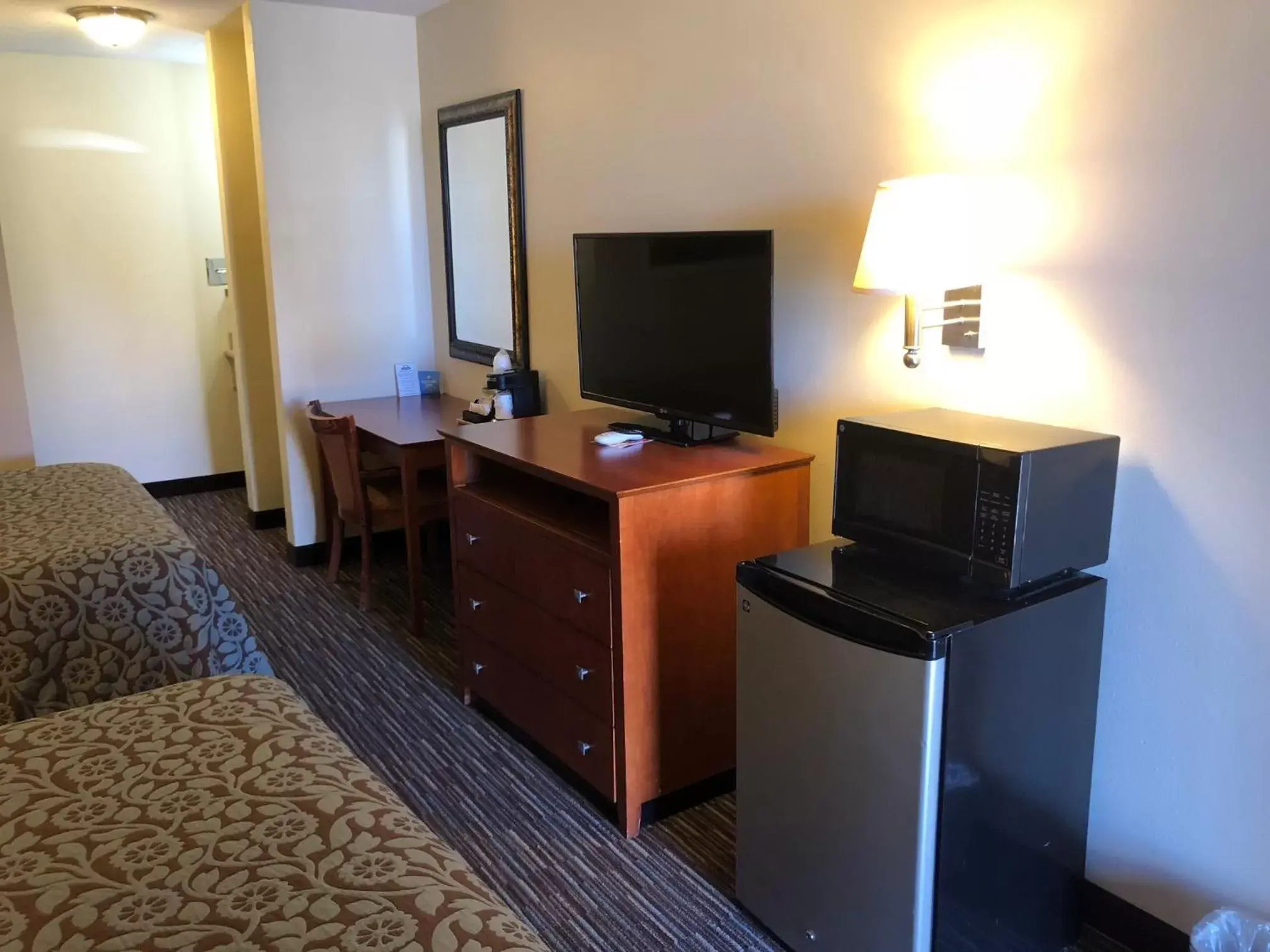Photo of the whole room, TV/Entertainment Center in Days Inn by Wyndham Rio Rancho
