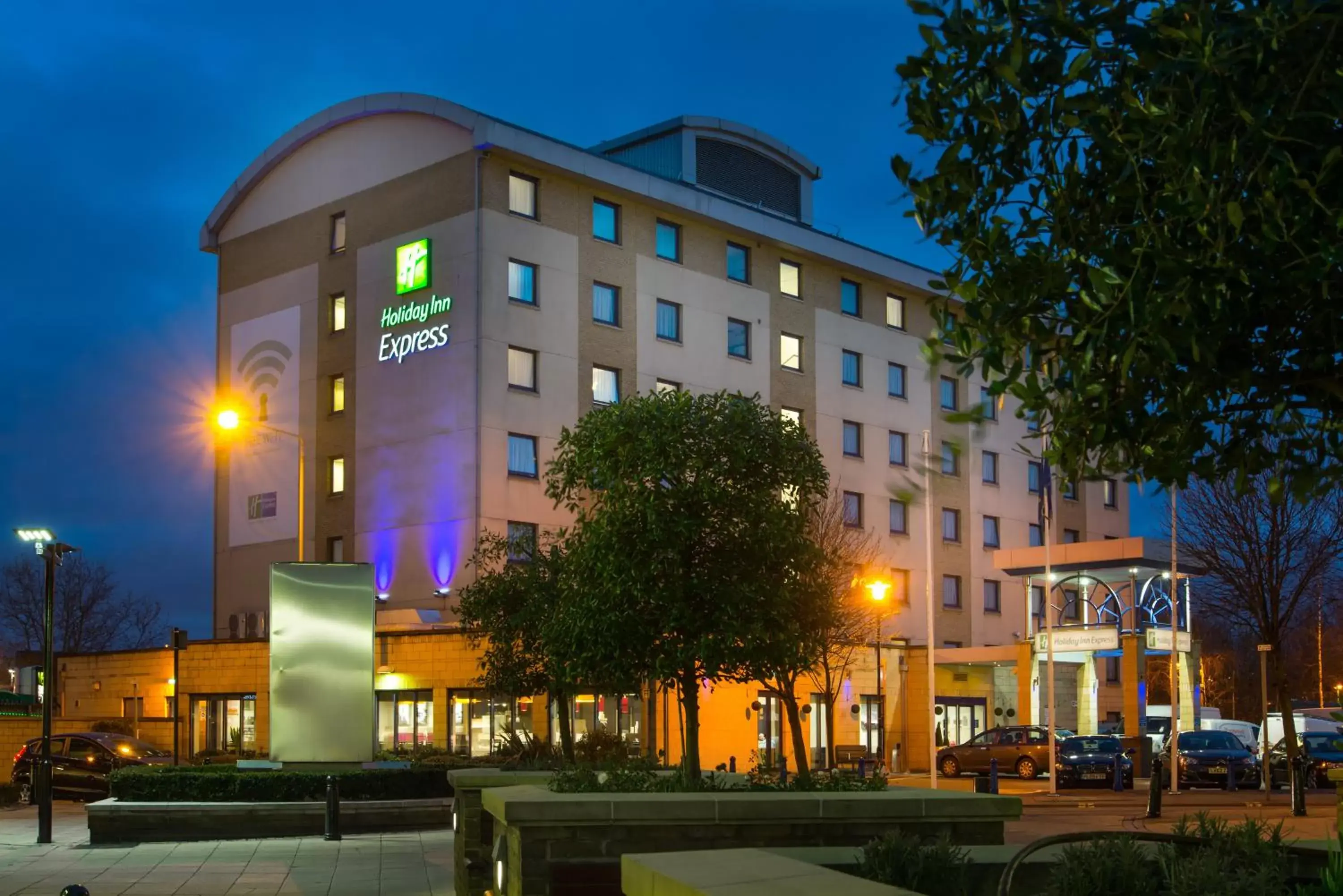 Property Building in Holiday Inn Express London - Wandsworth, an IHG Hotel