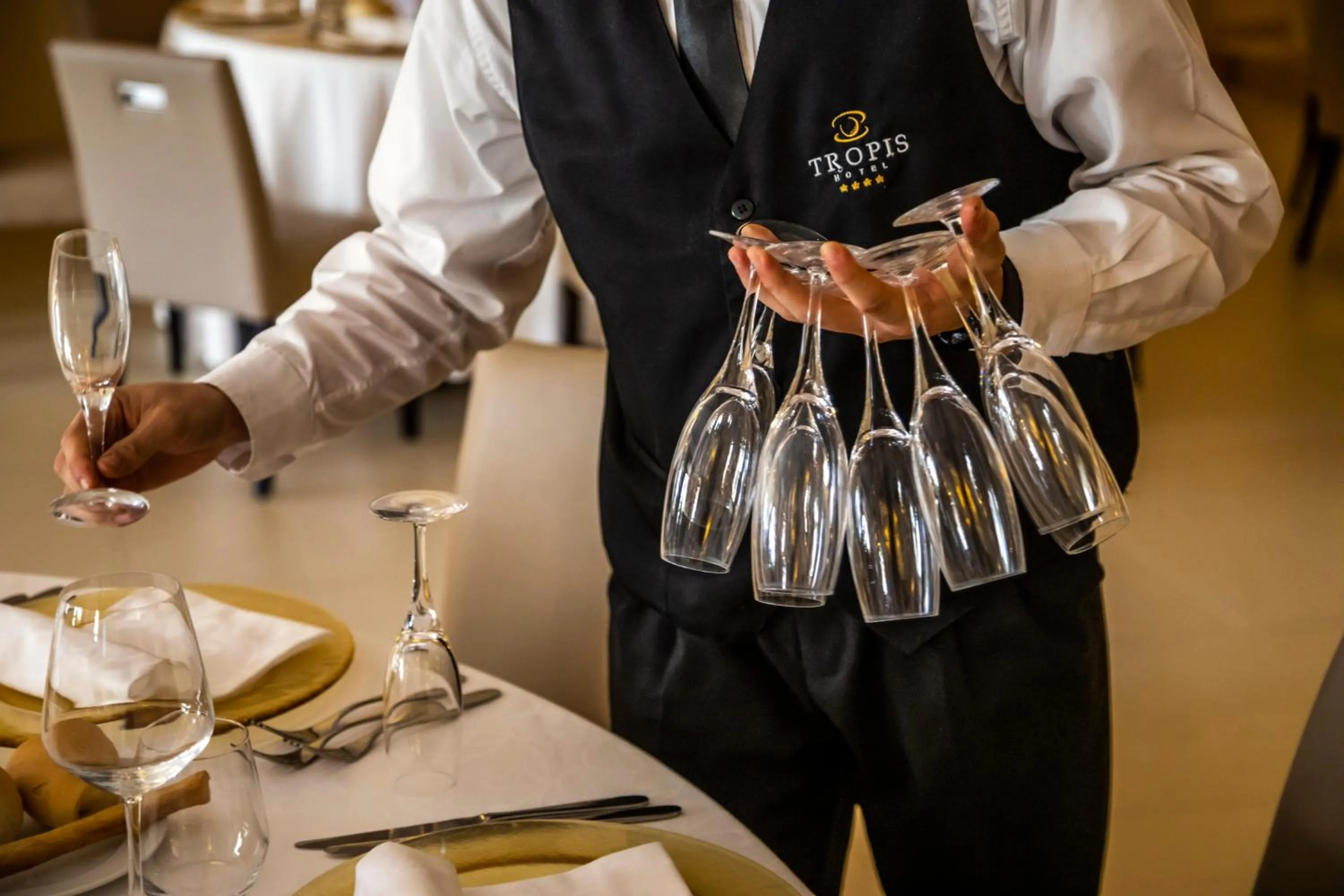 Restaurant/places to eat in Tropis Hotel