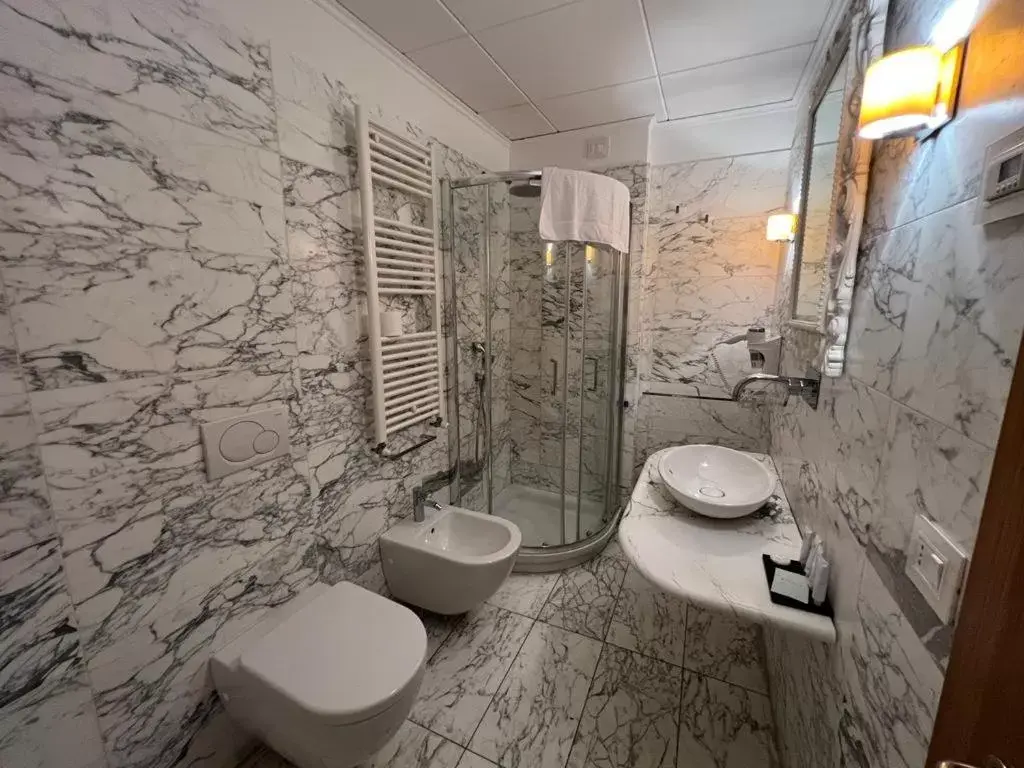 Shower, Bathroom in Domus Stella Maris - Casa per Ferie
