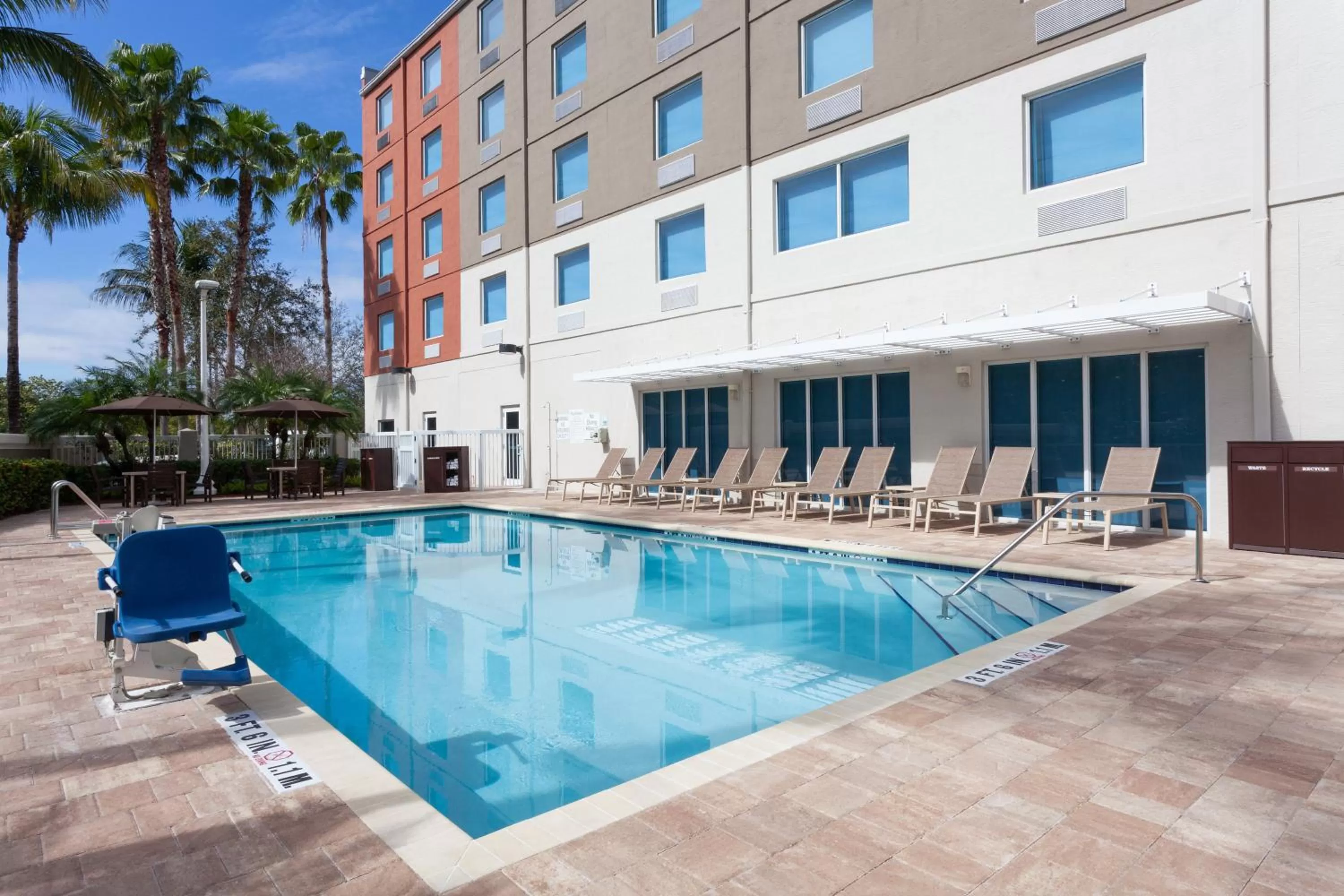 Swimming pool in Holiday Inn Express Hotel & Suites Fort Lauderdale Airport/Cruise Port by IHG