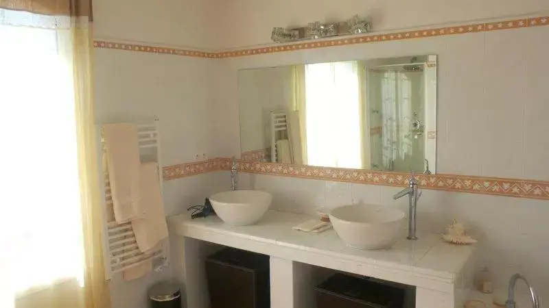 Bathroom in Chambre d'hôtes "La Bastide des Eucalyptus"