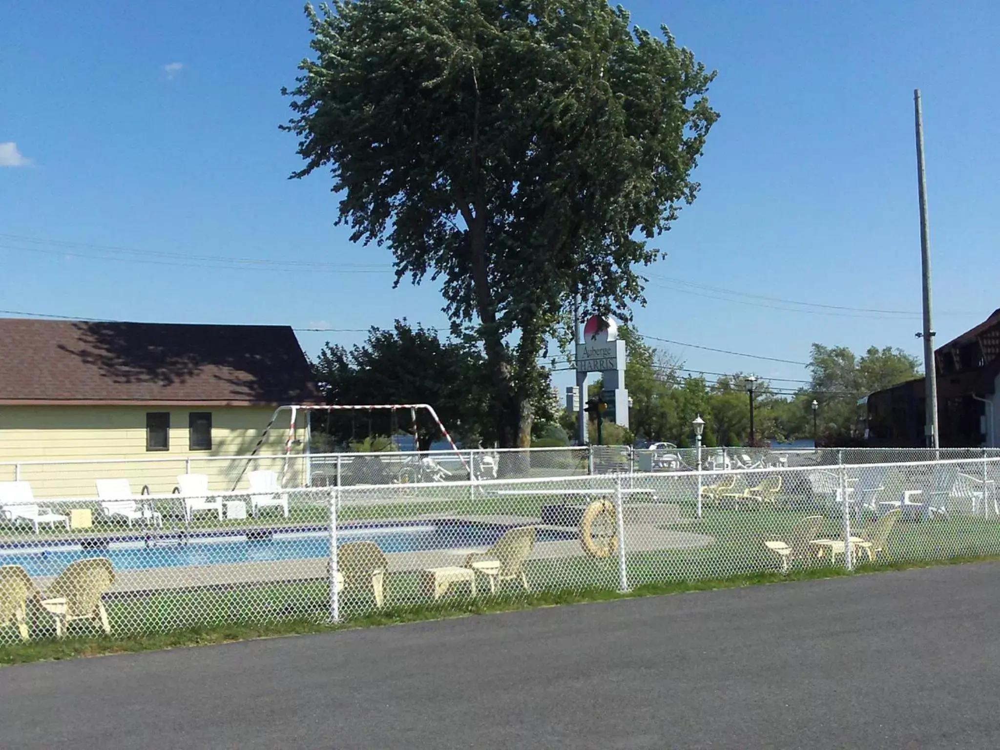 Property building, Swimming Pool in Auberge Harris