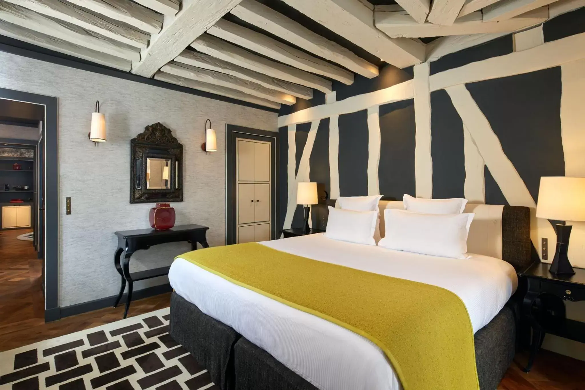 Bedroom, Bed in Le Pavillon de la Reine & Spa