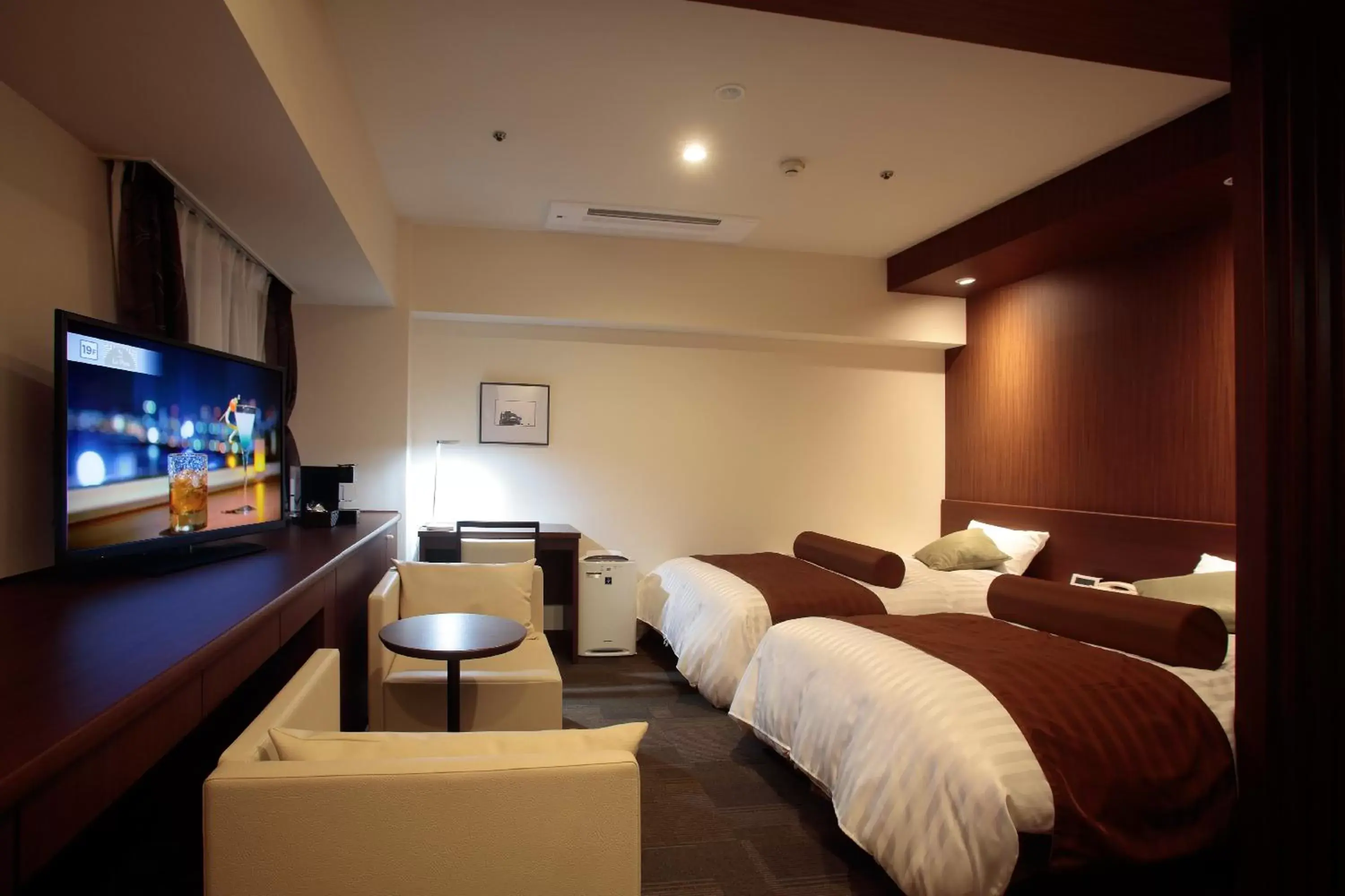 TV/Entertainment Center in Hotel Plaza Osaka