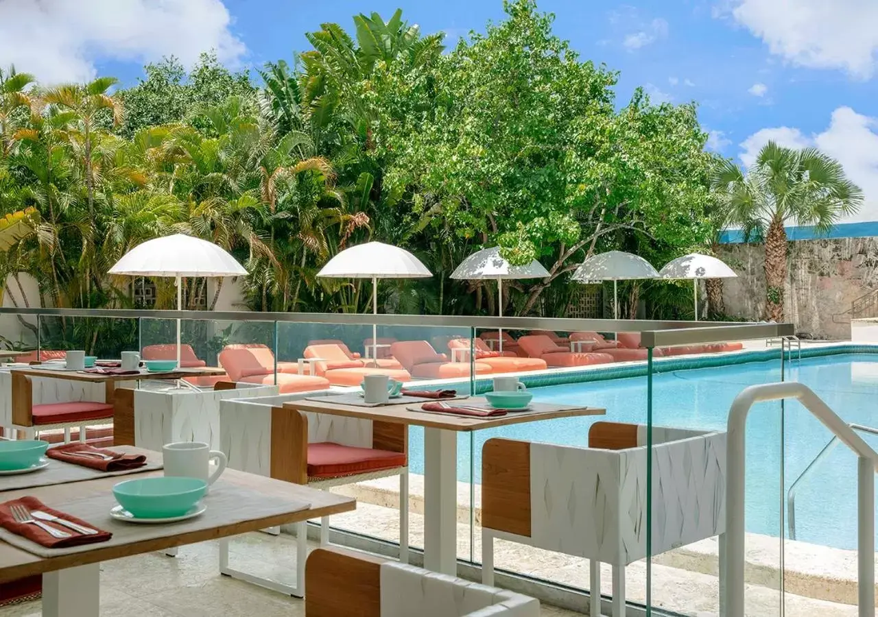Restaurant/places to eat, Swimming Pool in AxelBeach Miami South Beach - Adults Only