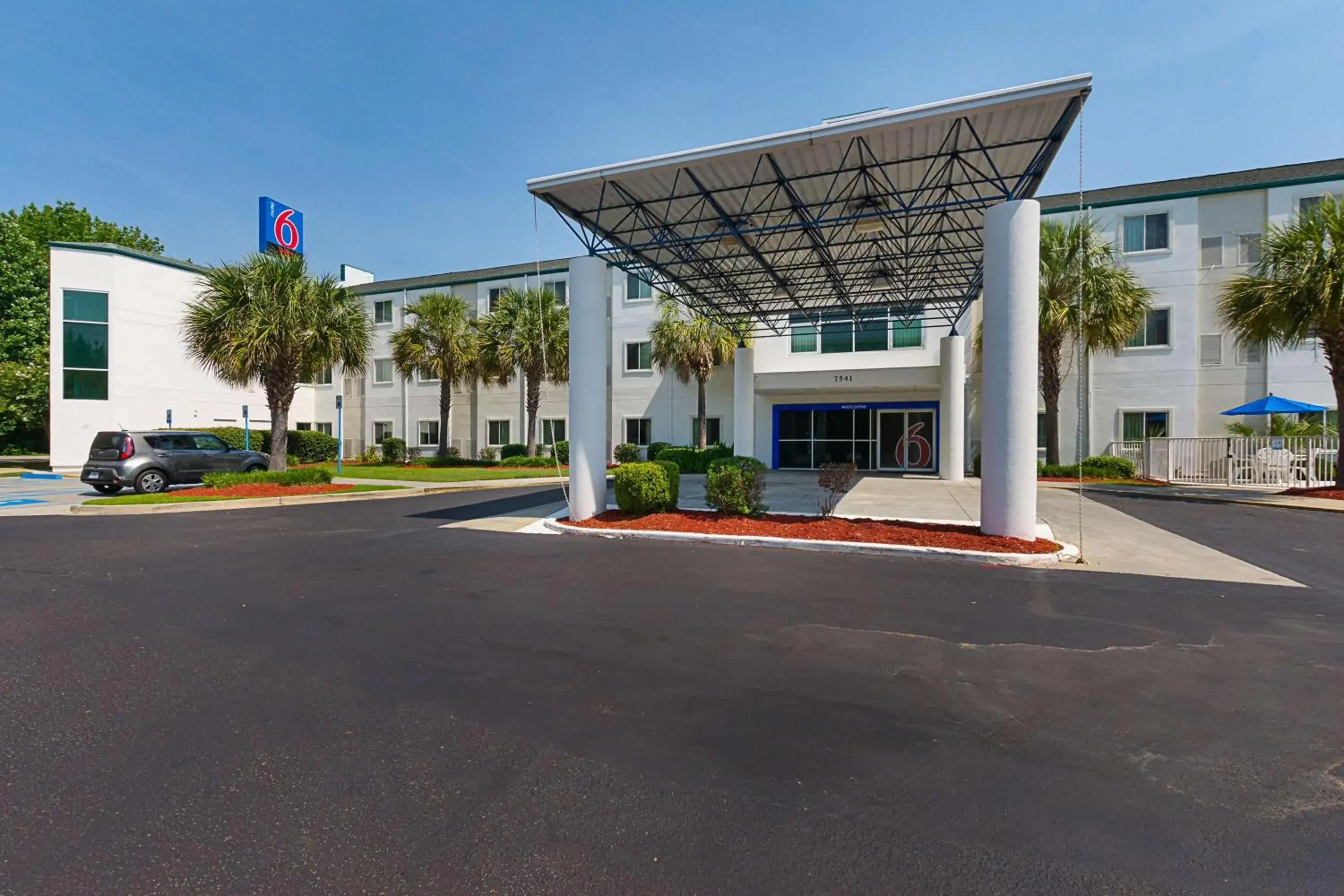 Property building in Motel 6-Columbia, SC - Fort Jackson Area Property building in Motel 6-Columbia, SC - Fort Jackson Area