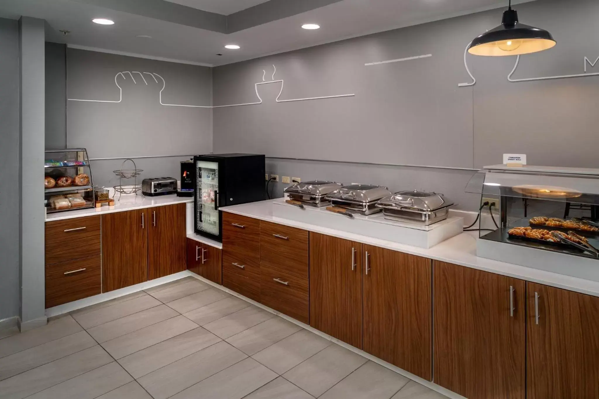 Breakfast, Kitchen/Kitchenette in Holiday Inn Express - Charleston/Kanawha City, an IHG Hotel