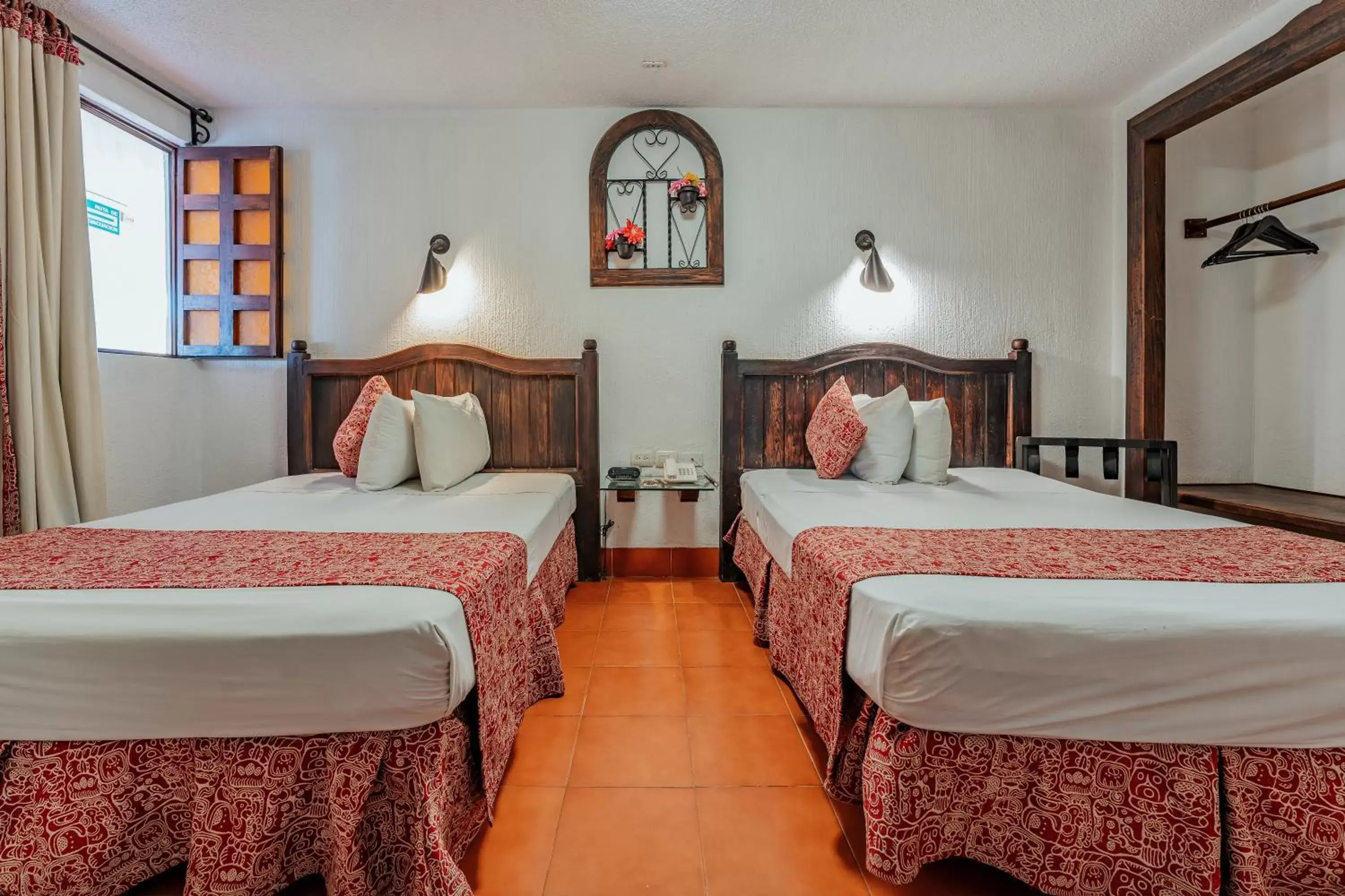 Photo of the whole room, Bed in Hotel Maya Yucatan