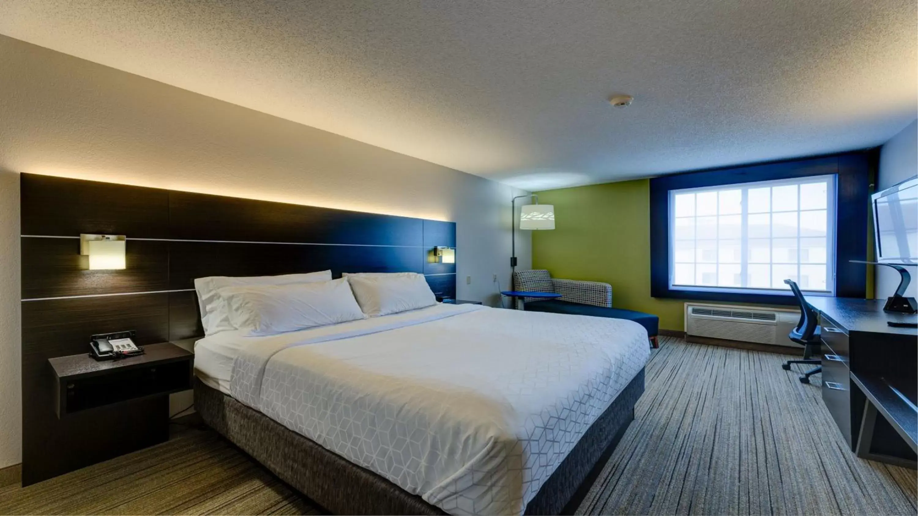 Bed in Holiday Inn Express & Suites Ashtabula-Geneva, an IHG Hotel