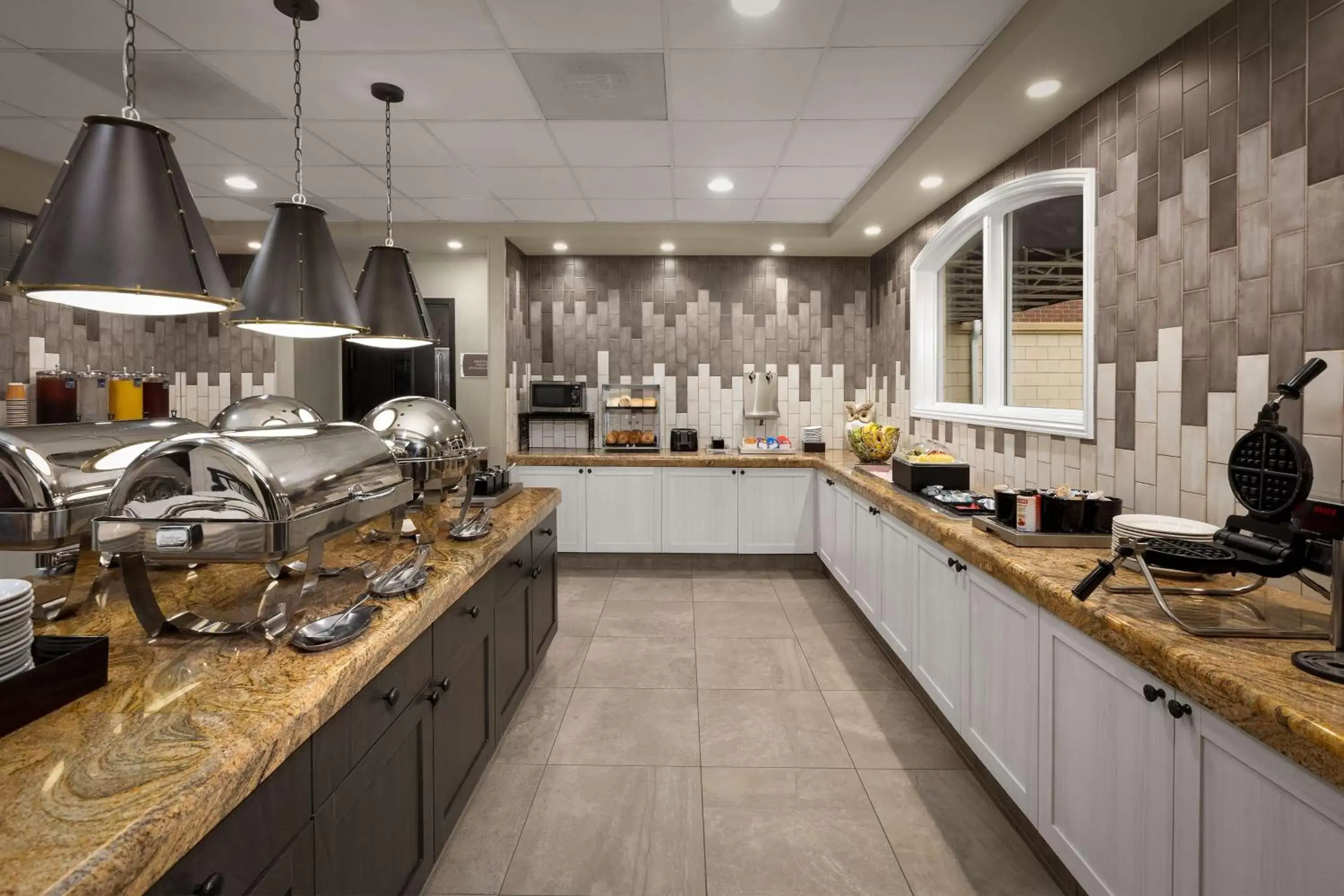 Breakfast, Kitchen/Kitchenette in Homewood Suites by Hilton at The Waterfront
