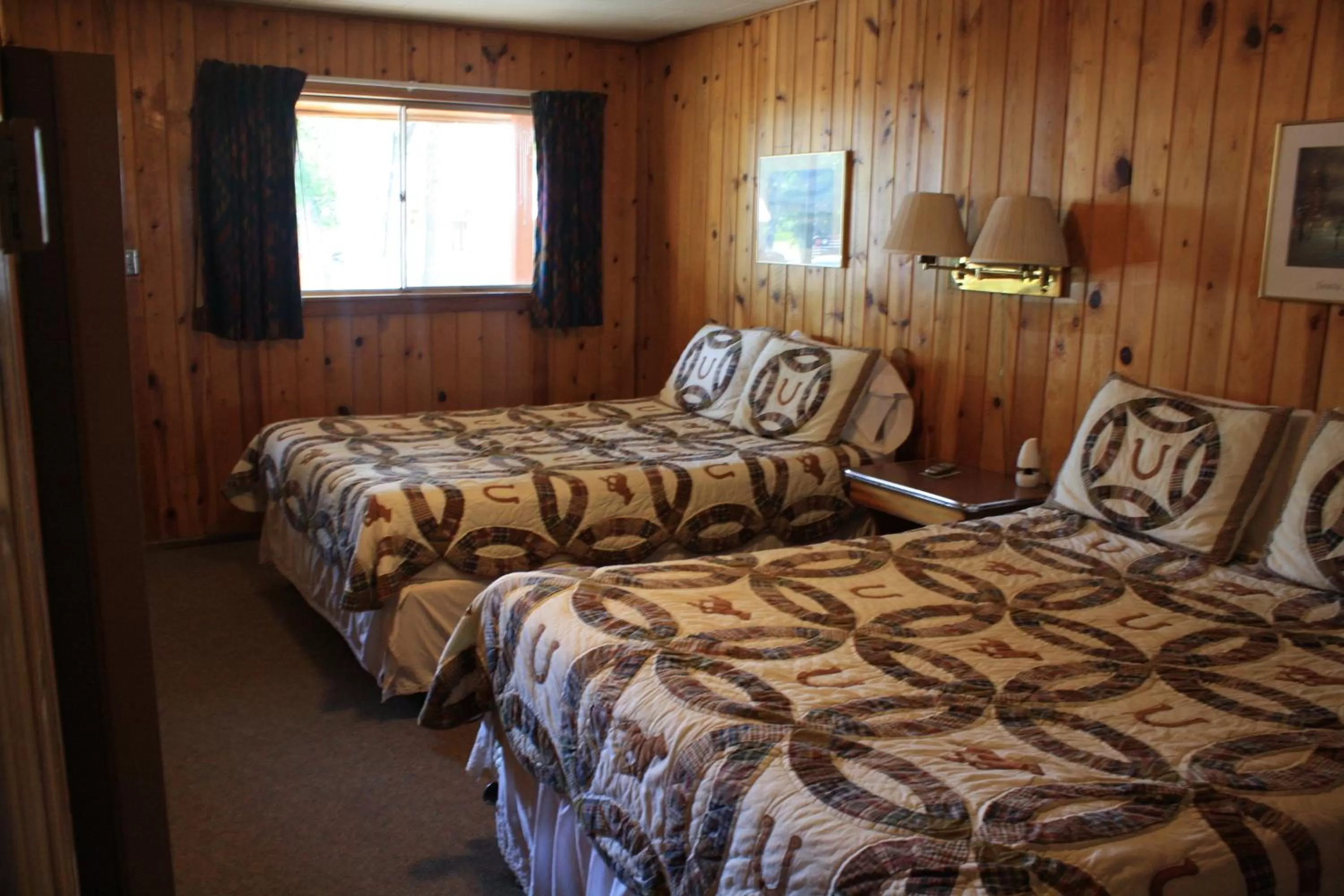 Photo of the whole room, Bed in Elkhorn Lodge
