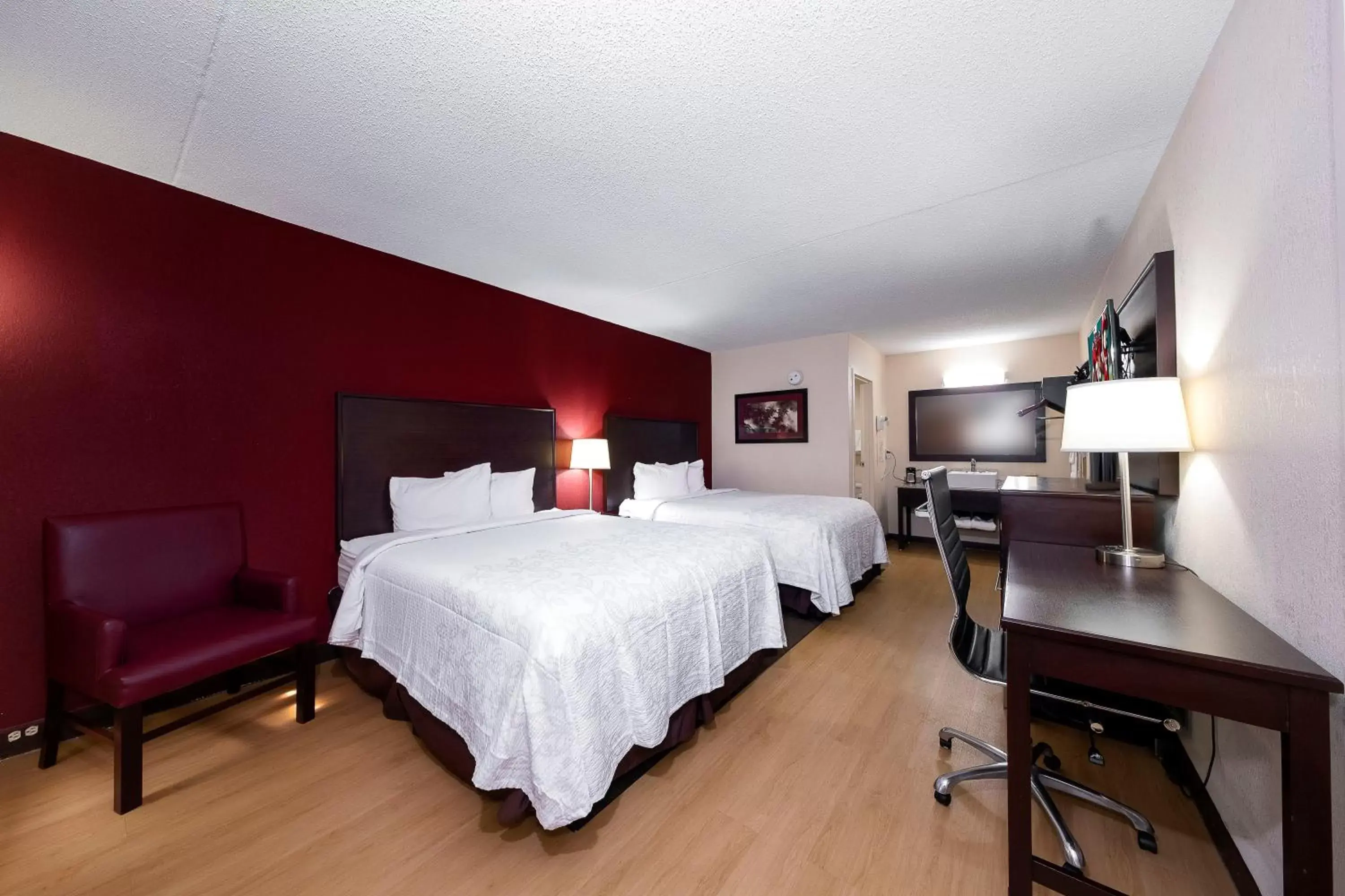 Photo of the whole room, Bed in Red Roof Inn PLUS+ Huntsville – Madison