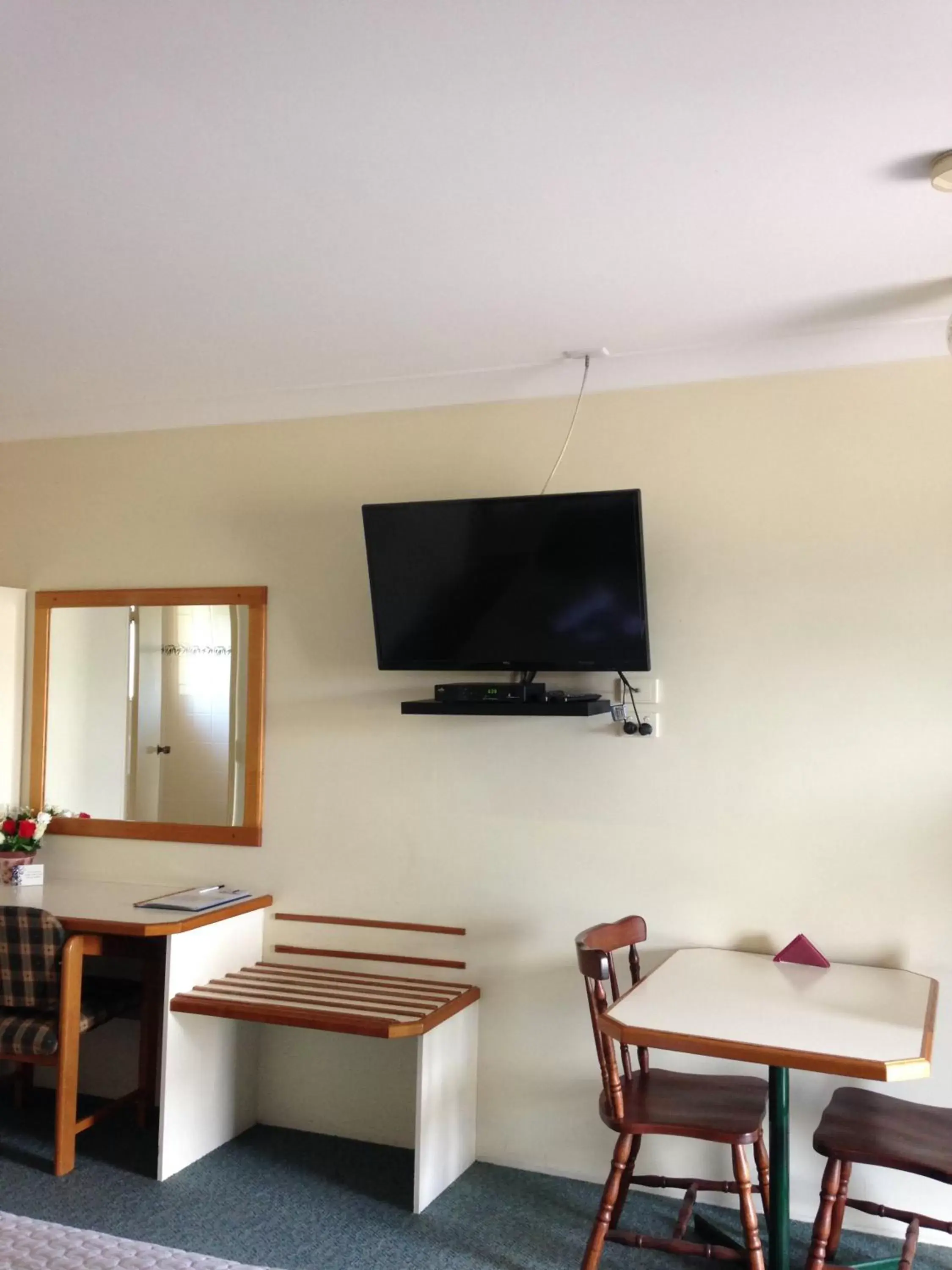 TV and multimedia, TV/Entertainment Center in Country Rose Motel Warwick