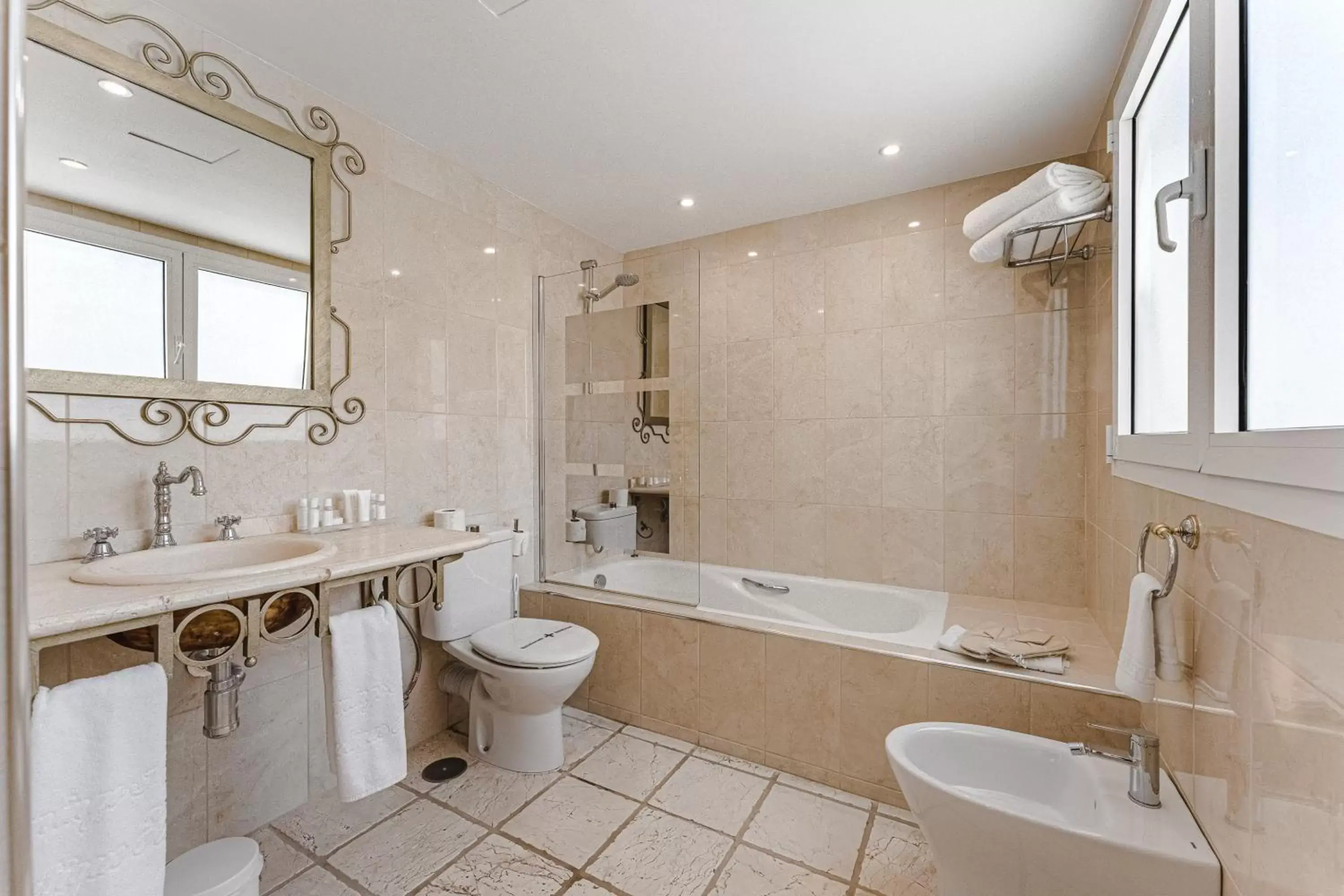 Bathroom in Flamingo Suites Boutique Hotel