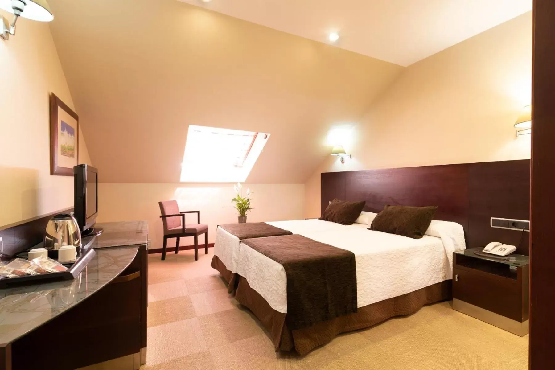 Photo of the whole room, Bed in Hotel San Juan de los Reyes