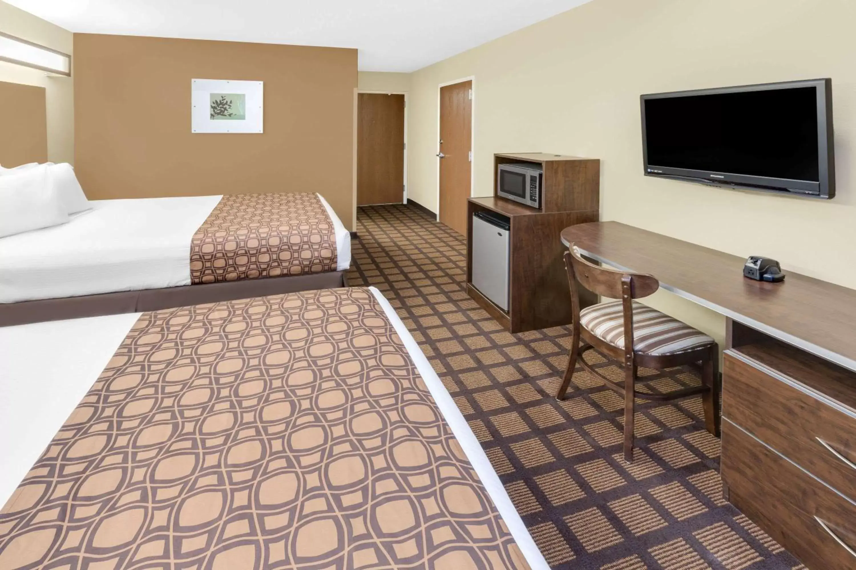 Photo of the whole room, Bed in Microtel Inn & Suites by Wyndham Ozark