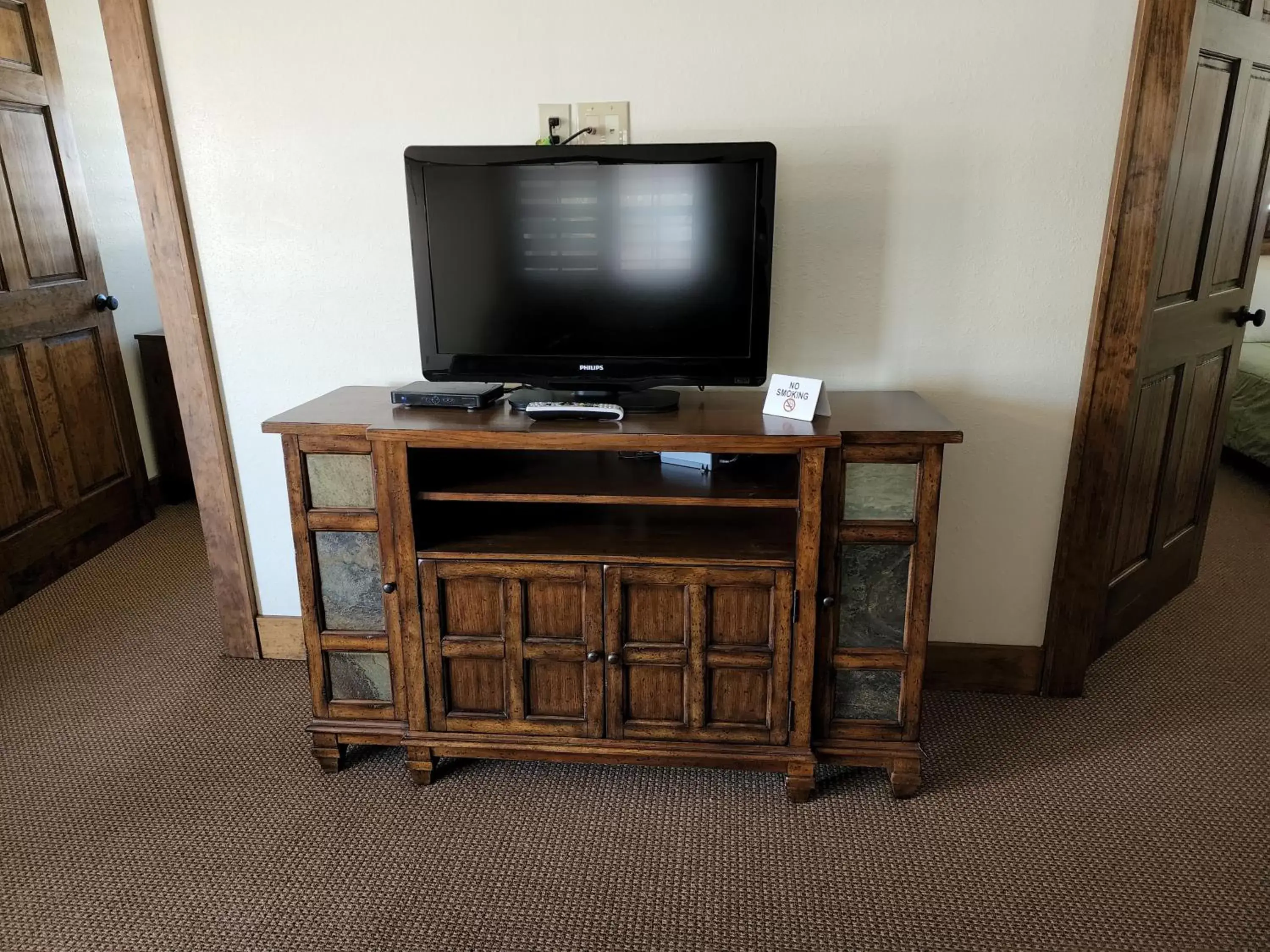 TV and multimedia, TV/Entertainment Center in The Inn at Shady Lawn