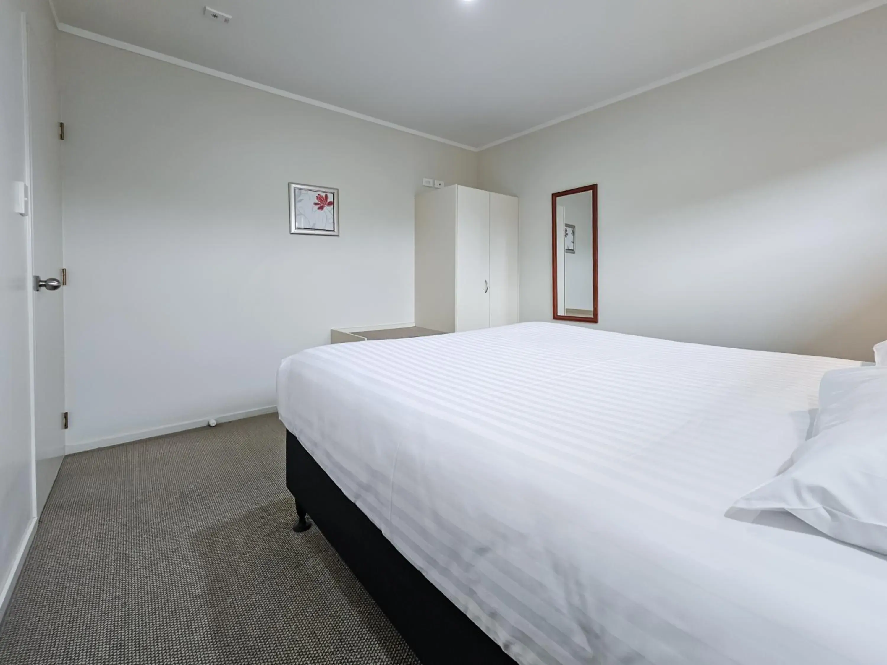 Bed in Captain Cook Motor Lodge