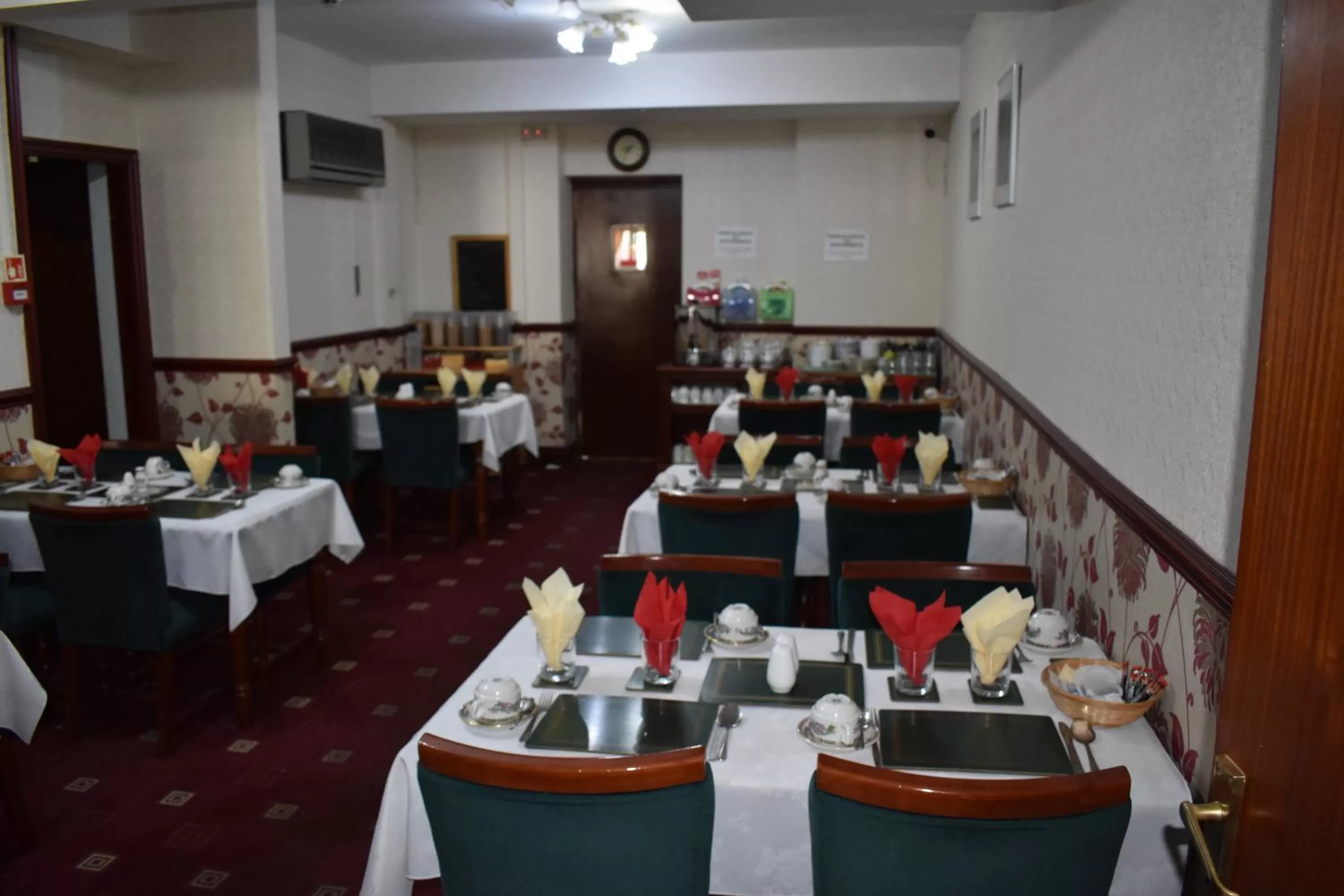 Restaurant/places to eat in Lyndhurst Hotel