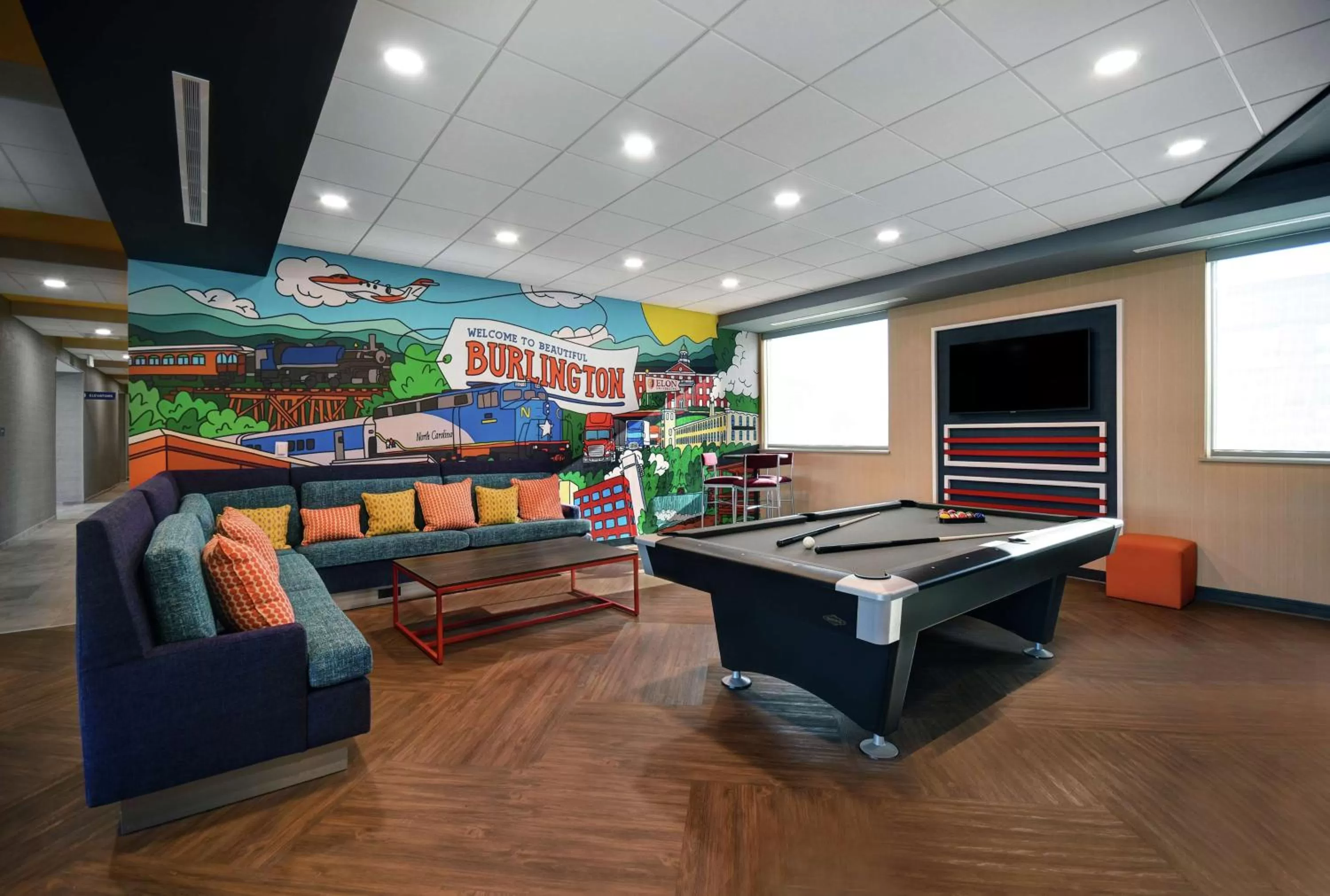 Communal lounge/ TV room in Tru By Hilton Burlington