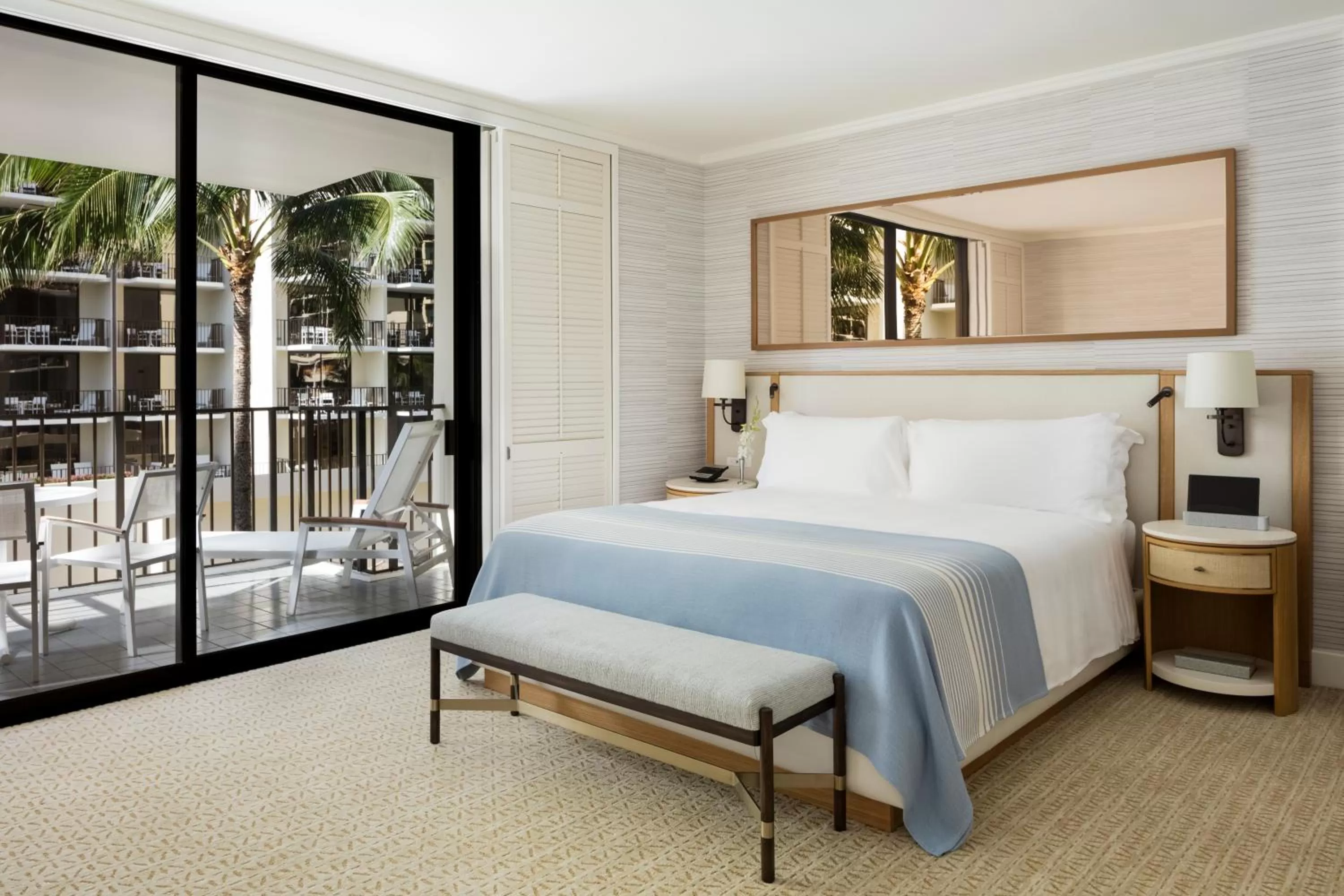 Balcony/Terrace, Bed in Halekulani - NO RESORT FEE