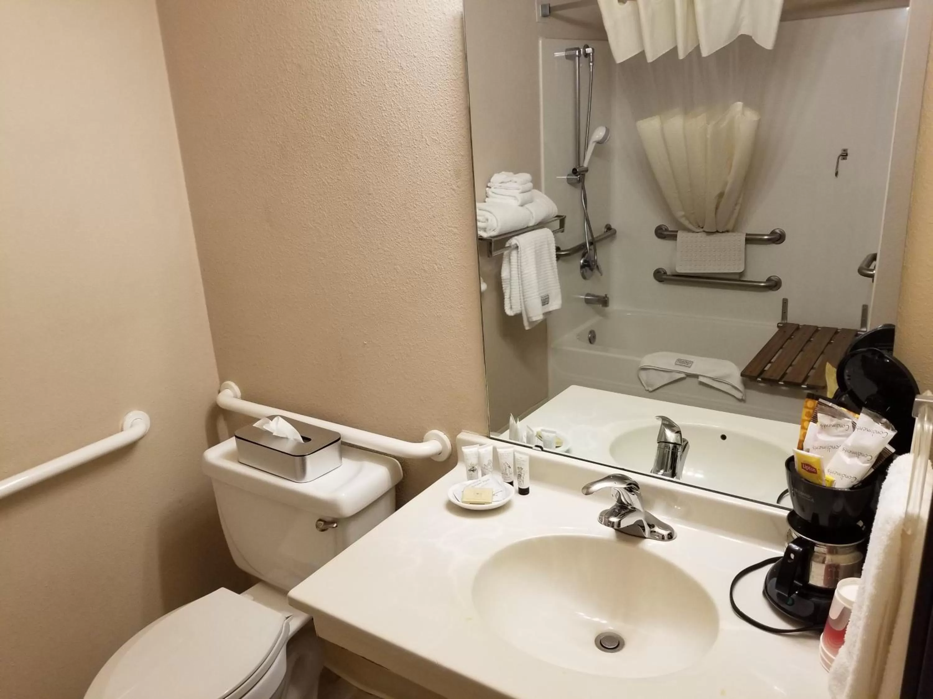 Queen Room - Disability Access with Bath Tub in Red Lion Inn & Suites Port Orchard