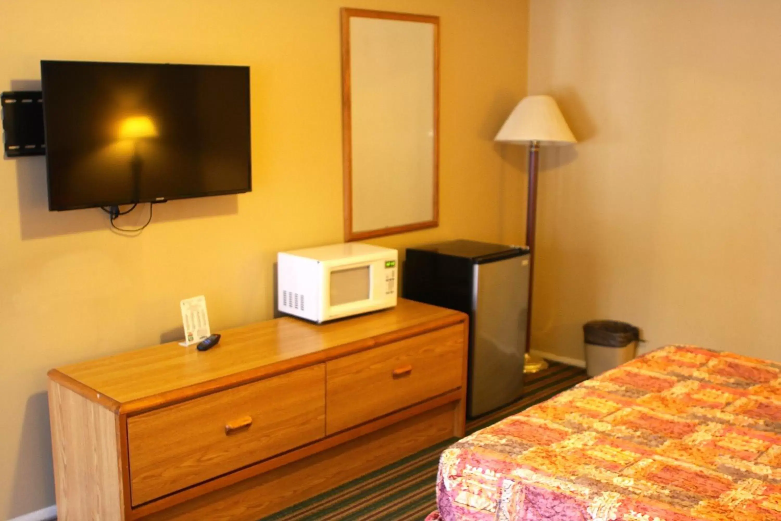 Bed, TV/Entertainment Center in San Luis Inn and Suites