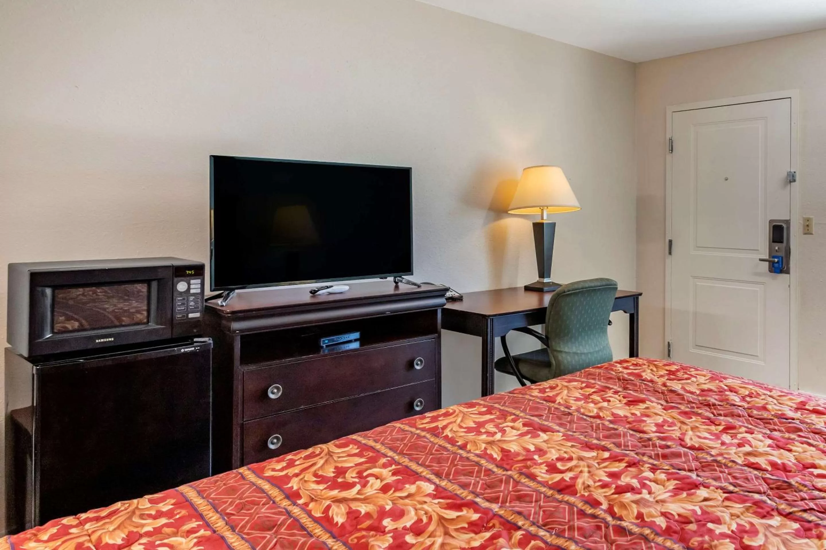 Photo of the whole room in Rodeway Inn