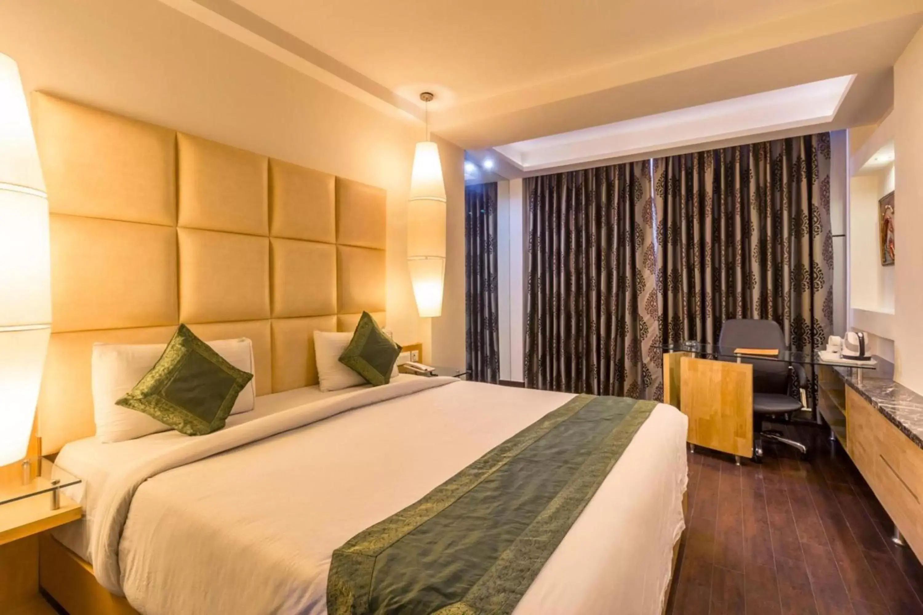Bedroom, Bed in Airport Hotel Grand, New Delhi
