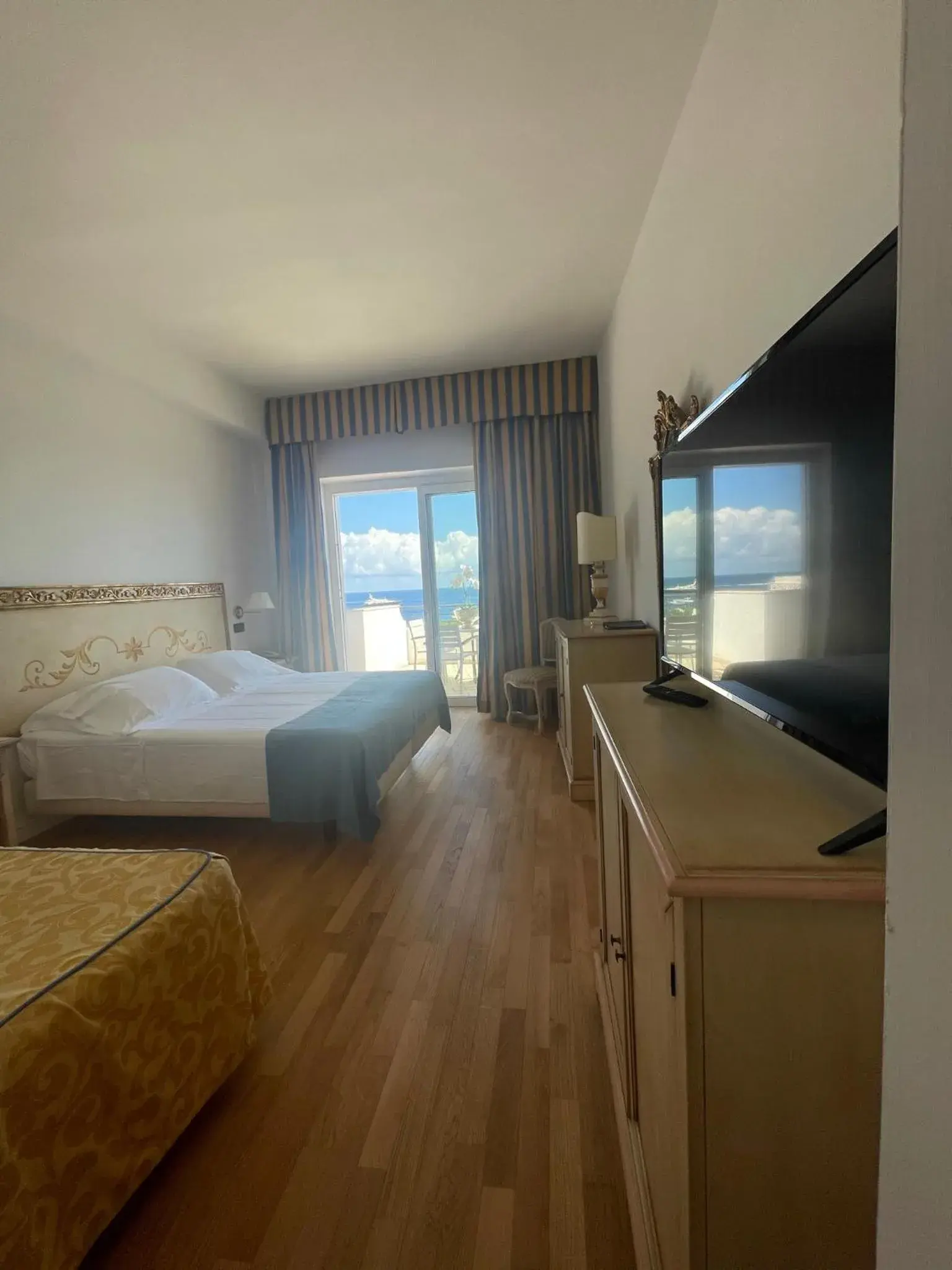 Bedroom, TV/Entertainment Center in Punta Campanella Resort & Spa