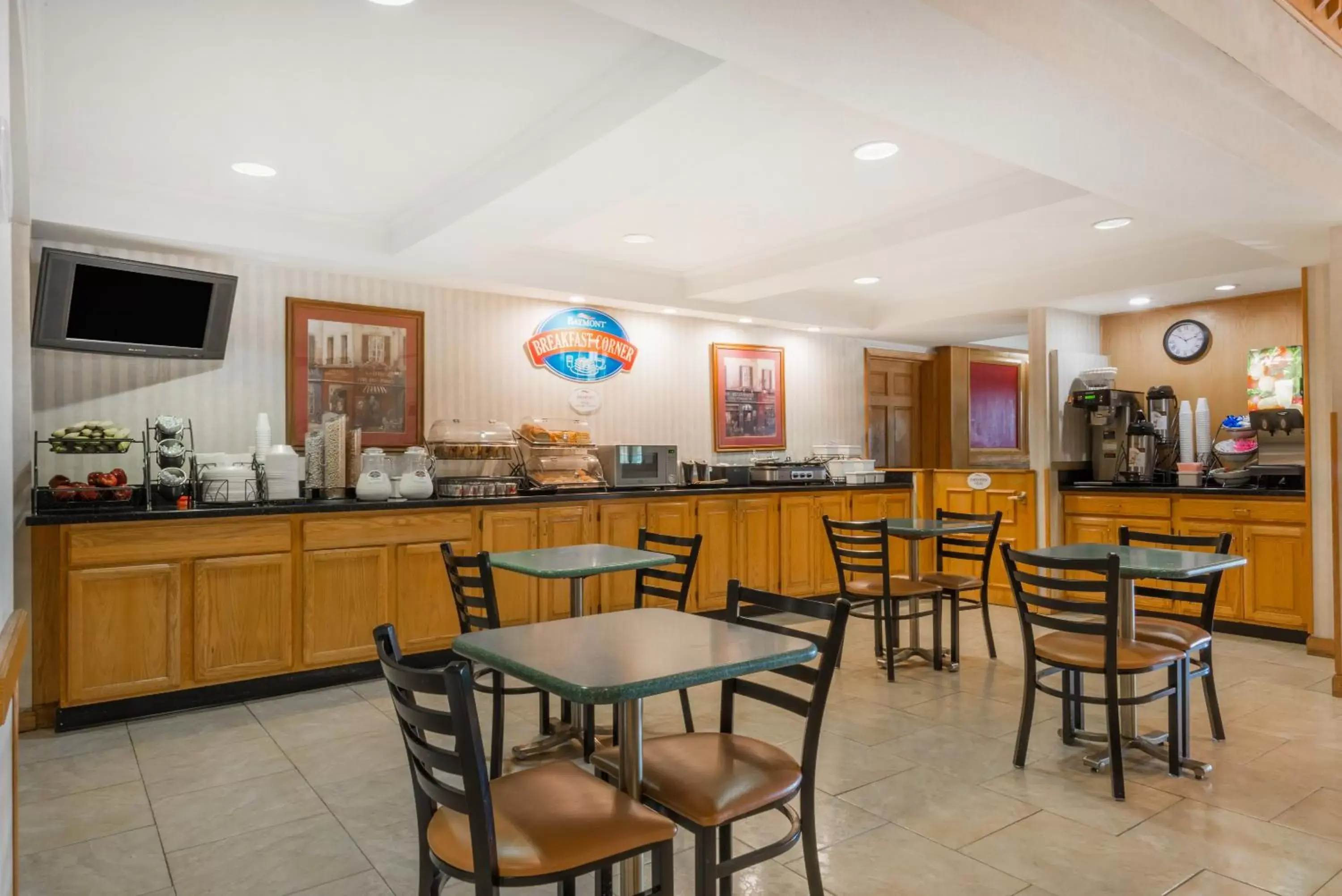 Lounge or bar in Baymont by Wyndham Plainfield/ Indianapolis Arpt Area Lounge or bar in Baymont by Wyndham Plainfield/ Indianapolis Arpt Area