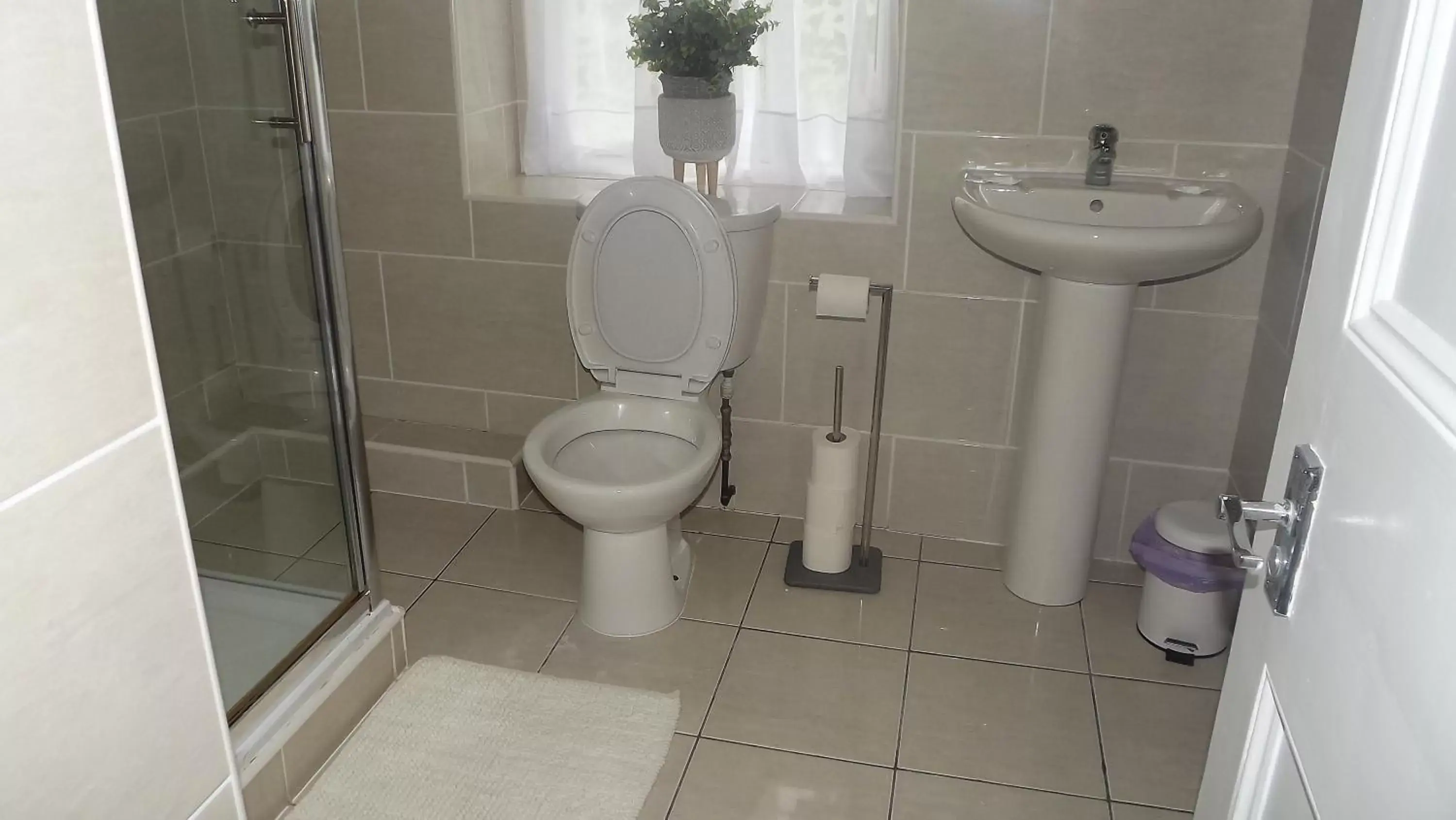 Family Room with Shower in The Dolphin Hotel & Restaurant Family Room with Shower in The Dolphin Hotel & Restaurant