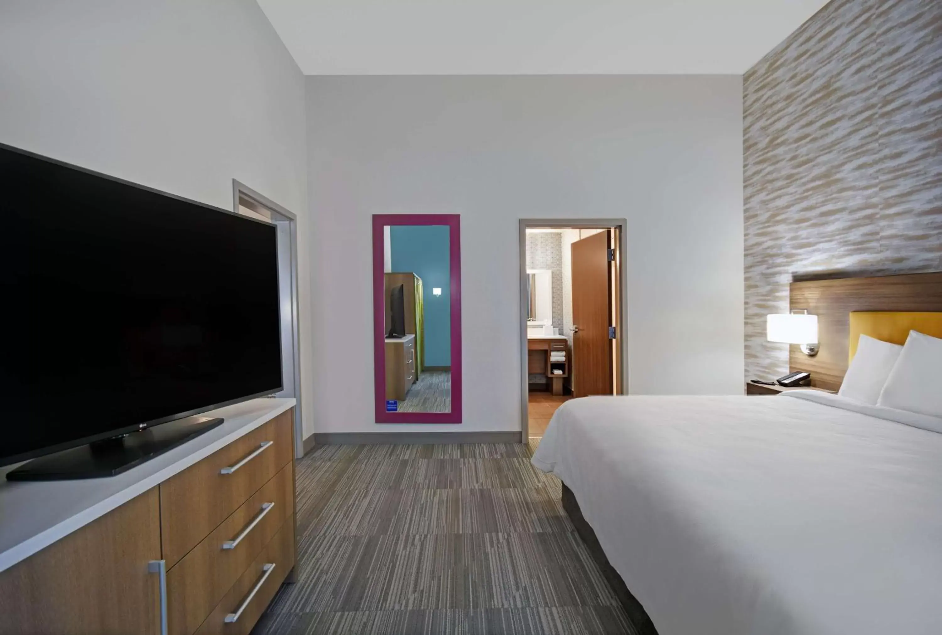 Bed, TV/Entertainment Center in Home2 Suites By Hilton Springdale Cincinnati