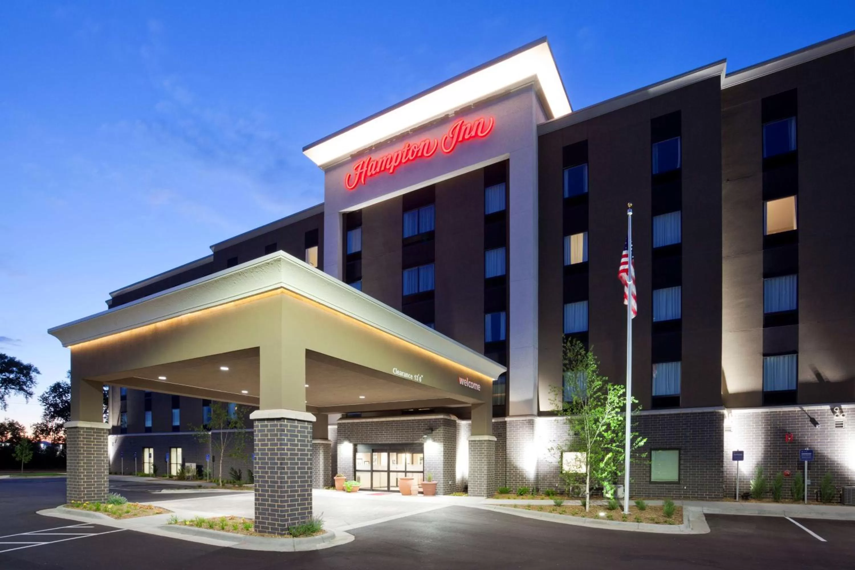 Property building in Hampton Inn Minneapolis-Roseville,MN