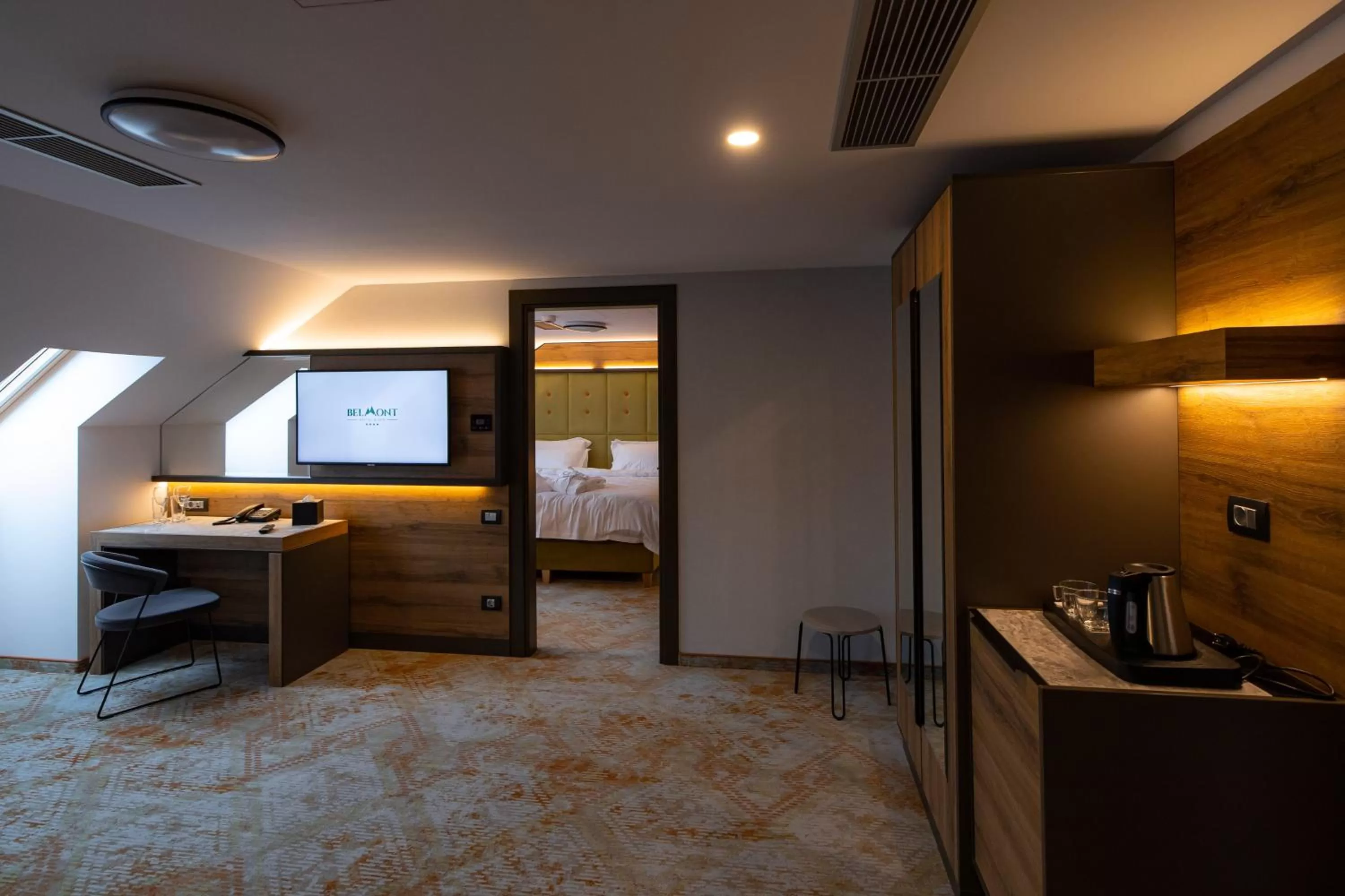 Living room, TV/Entertainment Center in Hotel Belmont