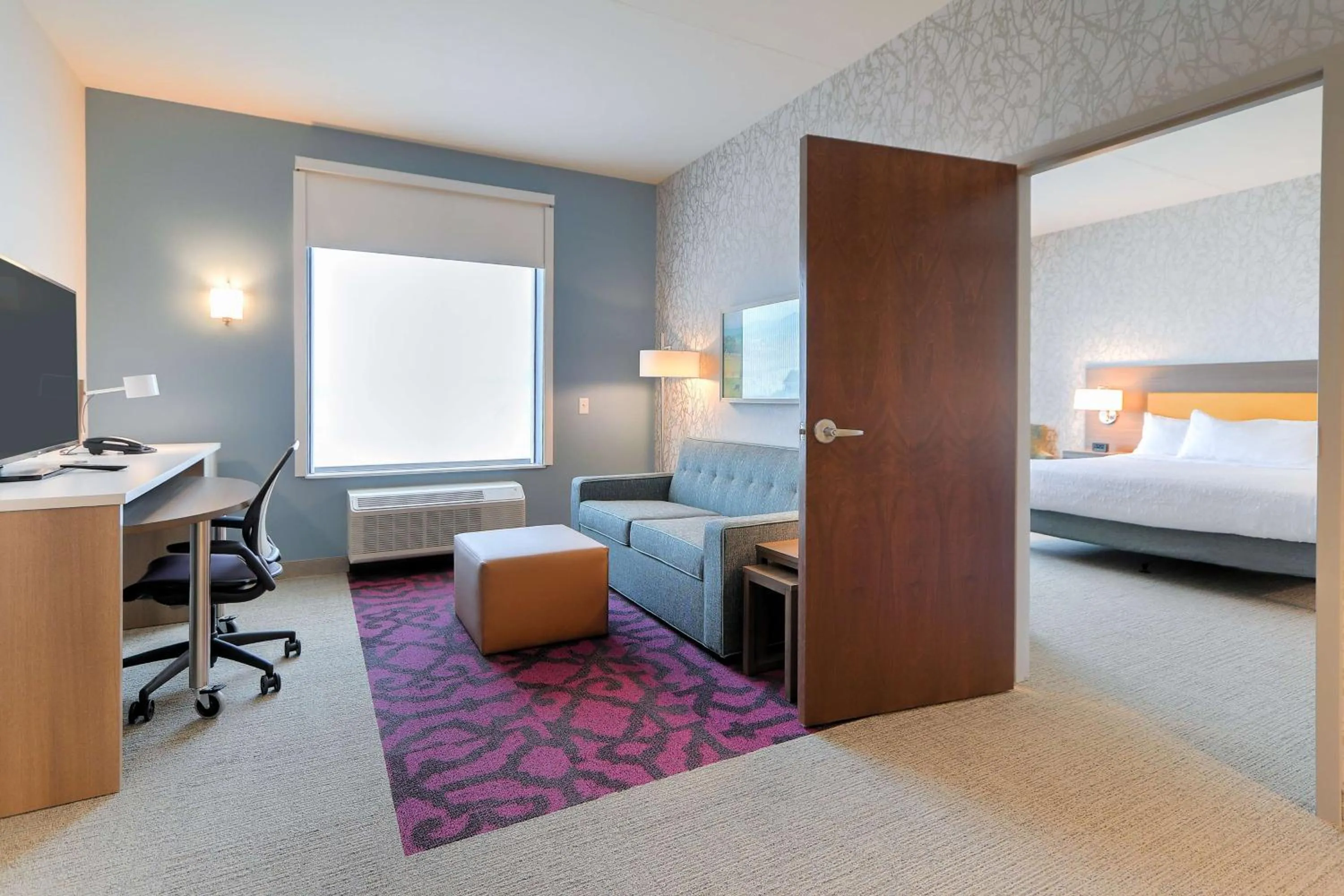 Living room, Bed in Home2 Suites By Hilton Alcoa Knoxville Airport