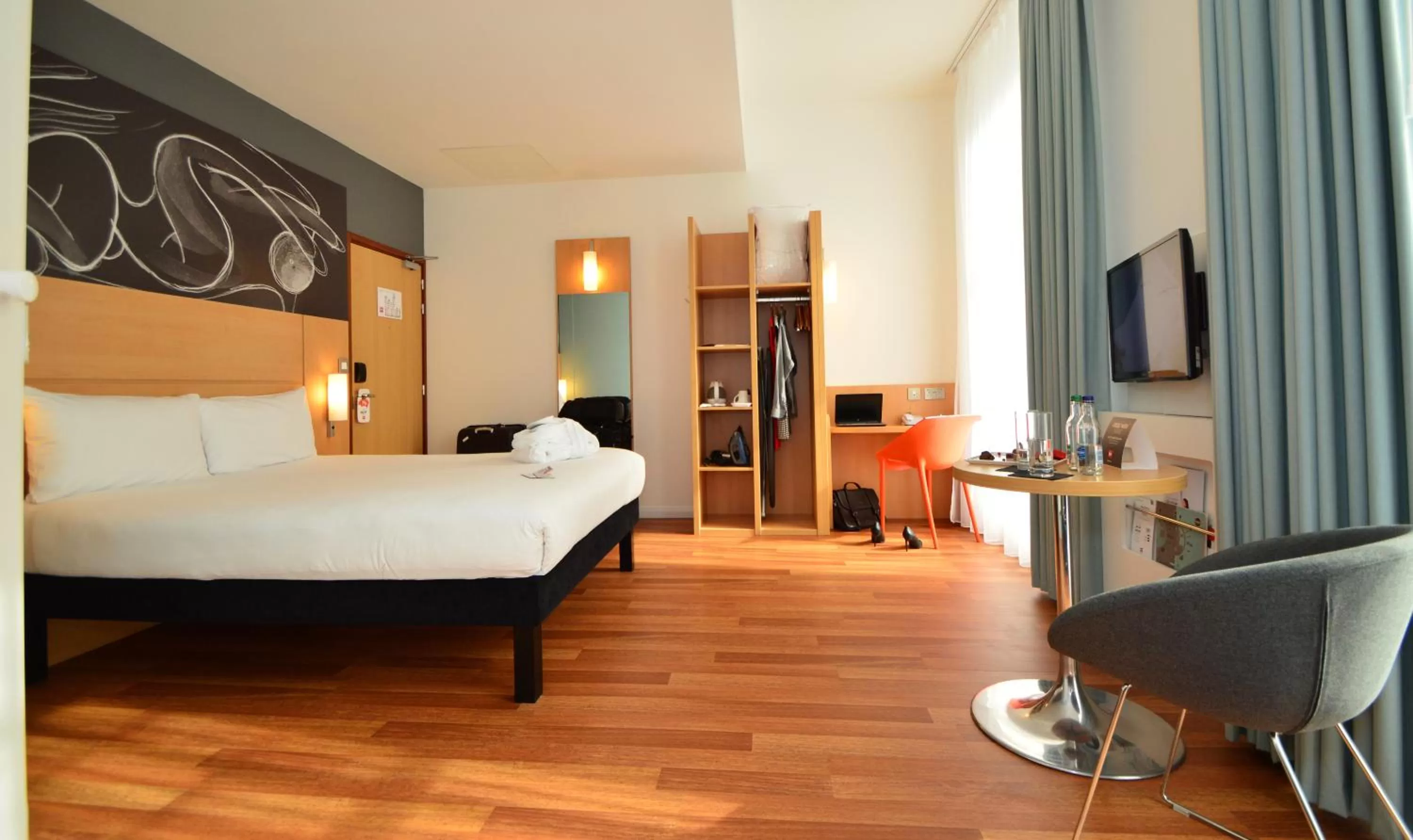 Photo of the whole room, Bed in ibis Edinburgh Centre South Bridge – Royal Mile
