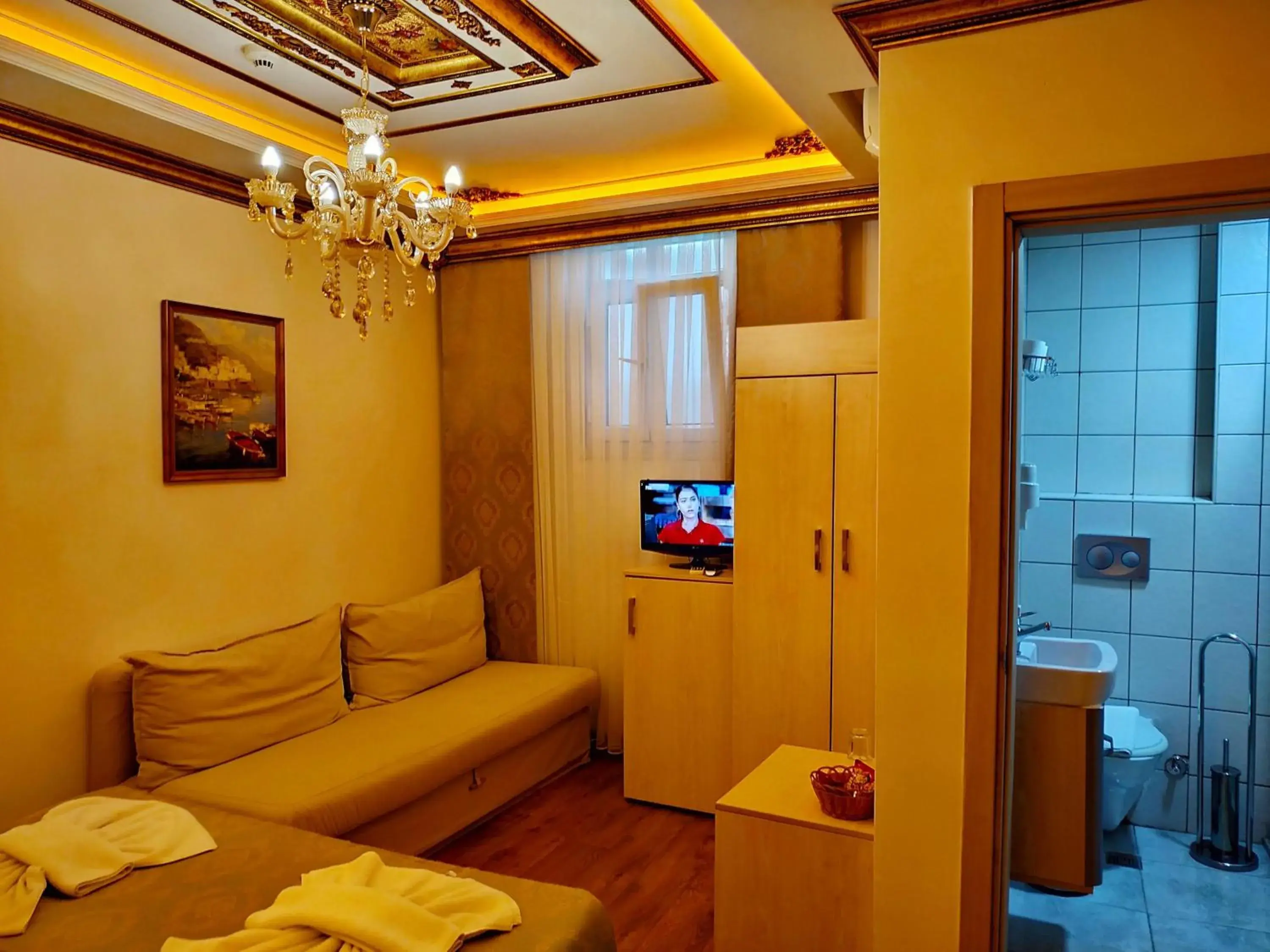 Communal lounge/ TV room in Sultan House