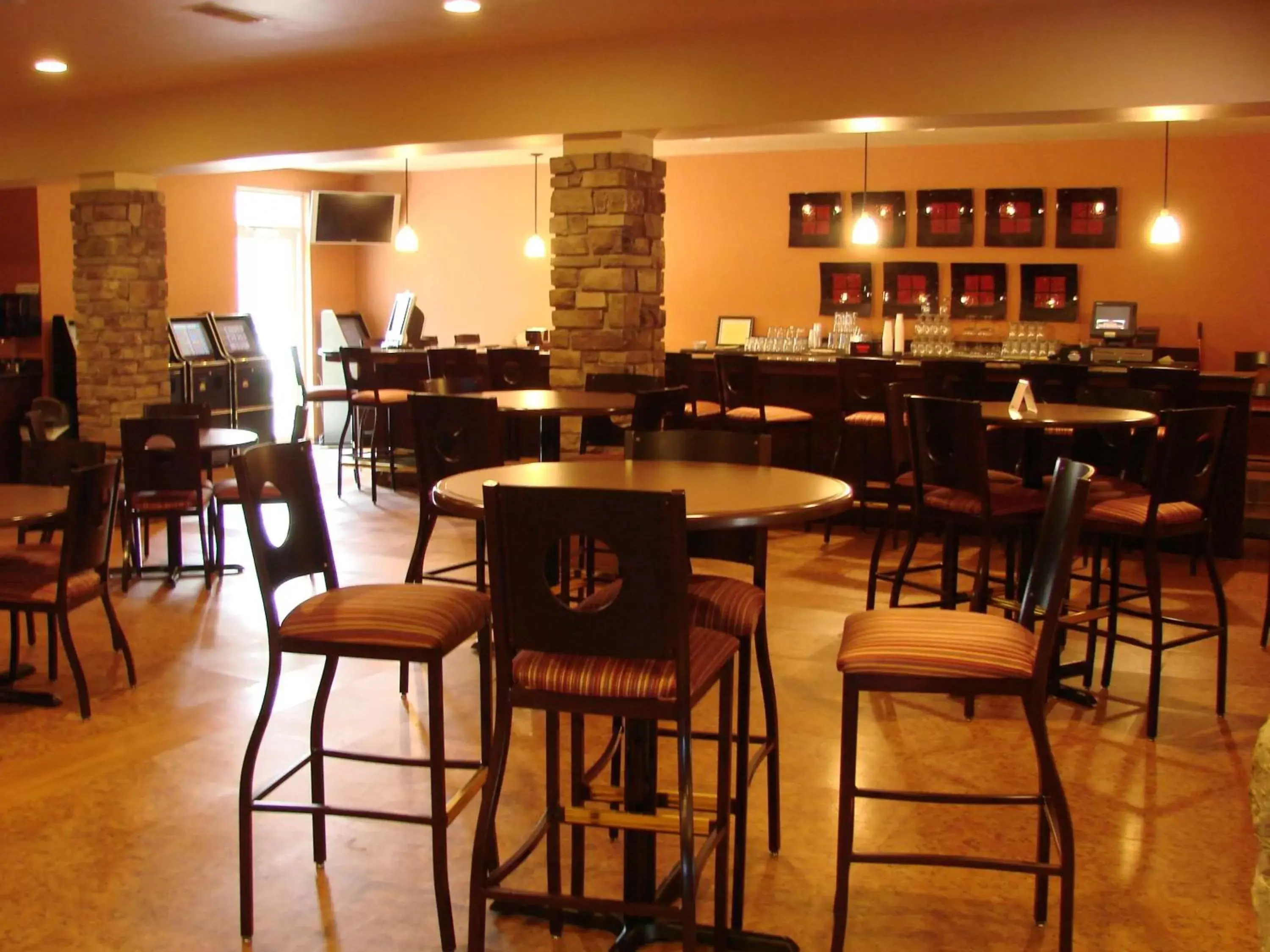 Lounge or bar, Restaurant/Places to Eat in Crandon Inn & Suites