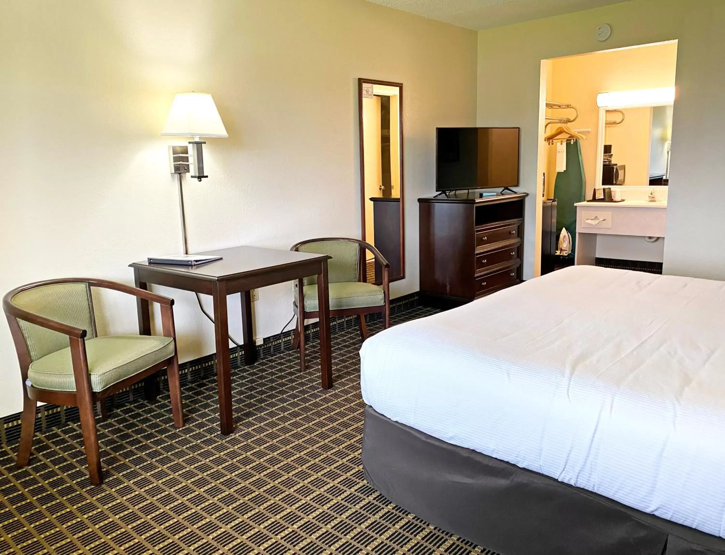 TV and multimedia, Bed in Roadstar Hotel Zephyrhills TV and multimedia, Bed in Roadstar Hotel Zephyrhills