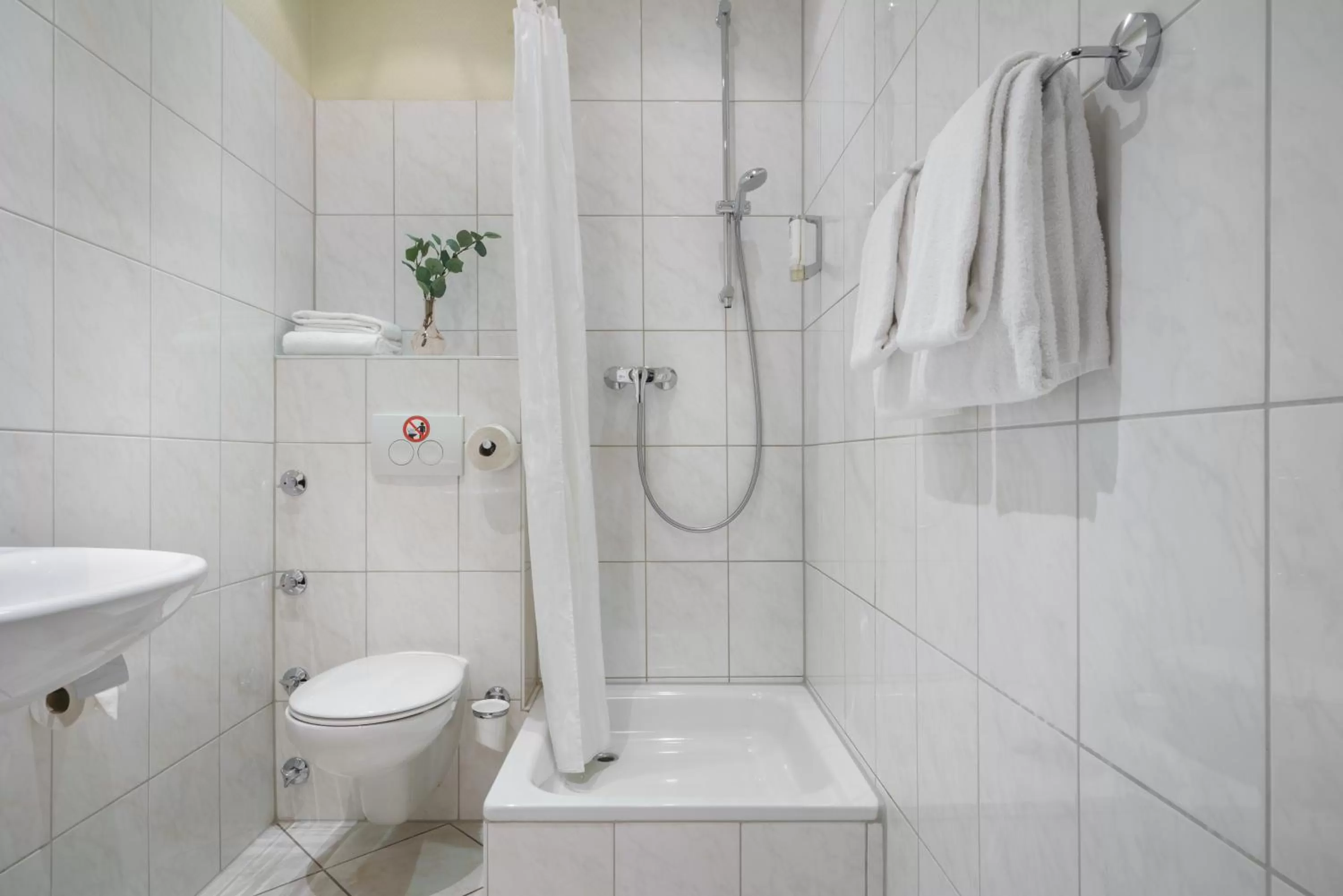 Toilet in Hotel Continental Hamburg Hauptbahnhof